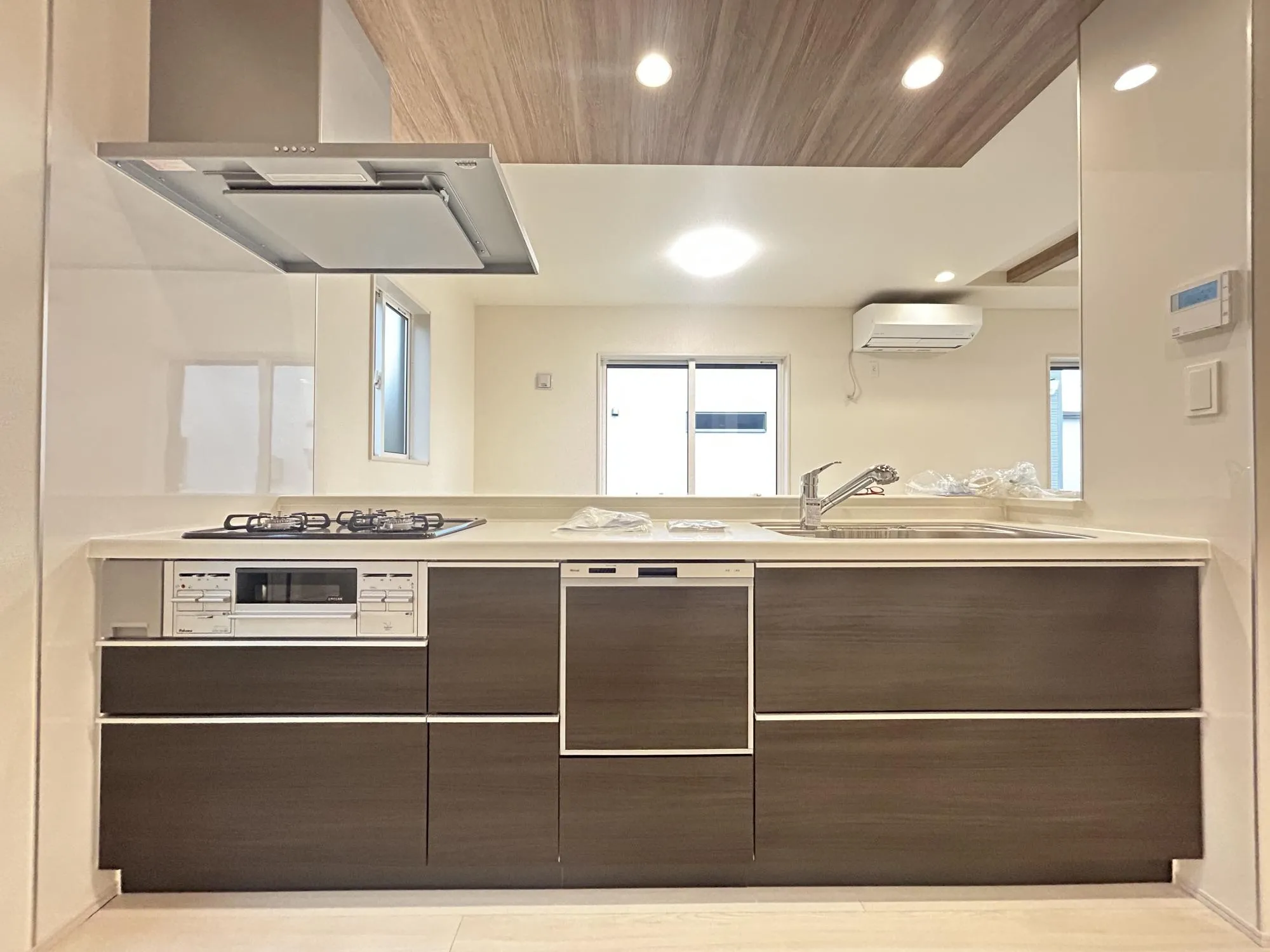 キッチンからリビング全体を見渡せ、そして、家族全員と会話ができる人気の高いオープンキッチン。大型の食器棚も設置できる広々としたキッチンスペースも魅力です♪