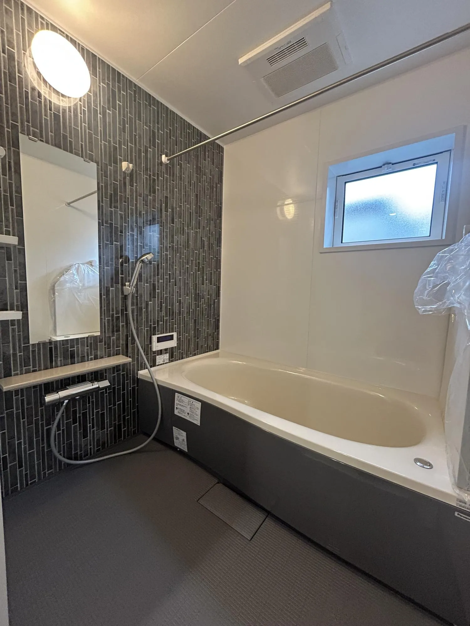 広々バスルーム。お子様とのふれあいの場所としても大切な空間。一日に疲れを癒す広々バスルームです。浴室乾燥機付きなので雨の日の洗濯はもちろん、換気が常にできてカビ防止に大活躍♪