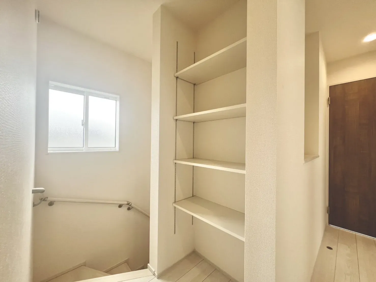 【2号棟】2階廊下収納