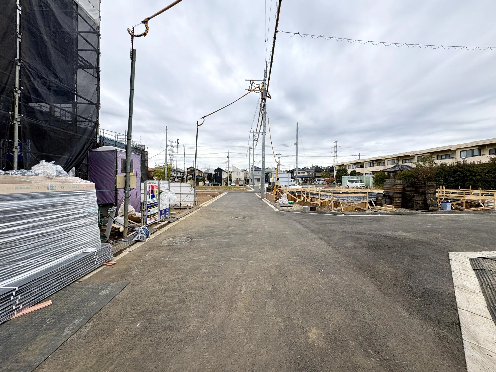 【前面道路含む現地土地写真】