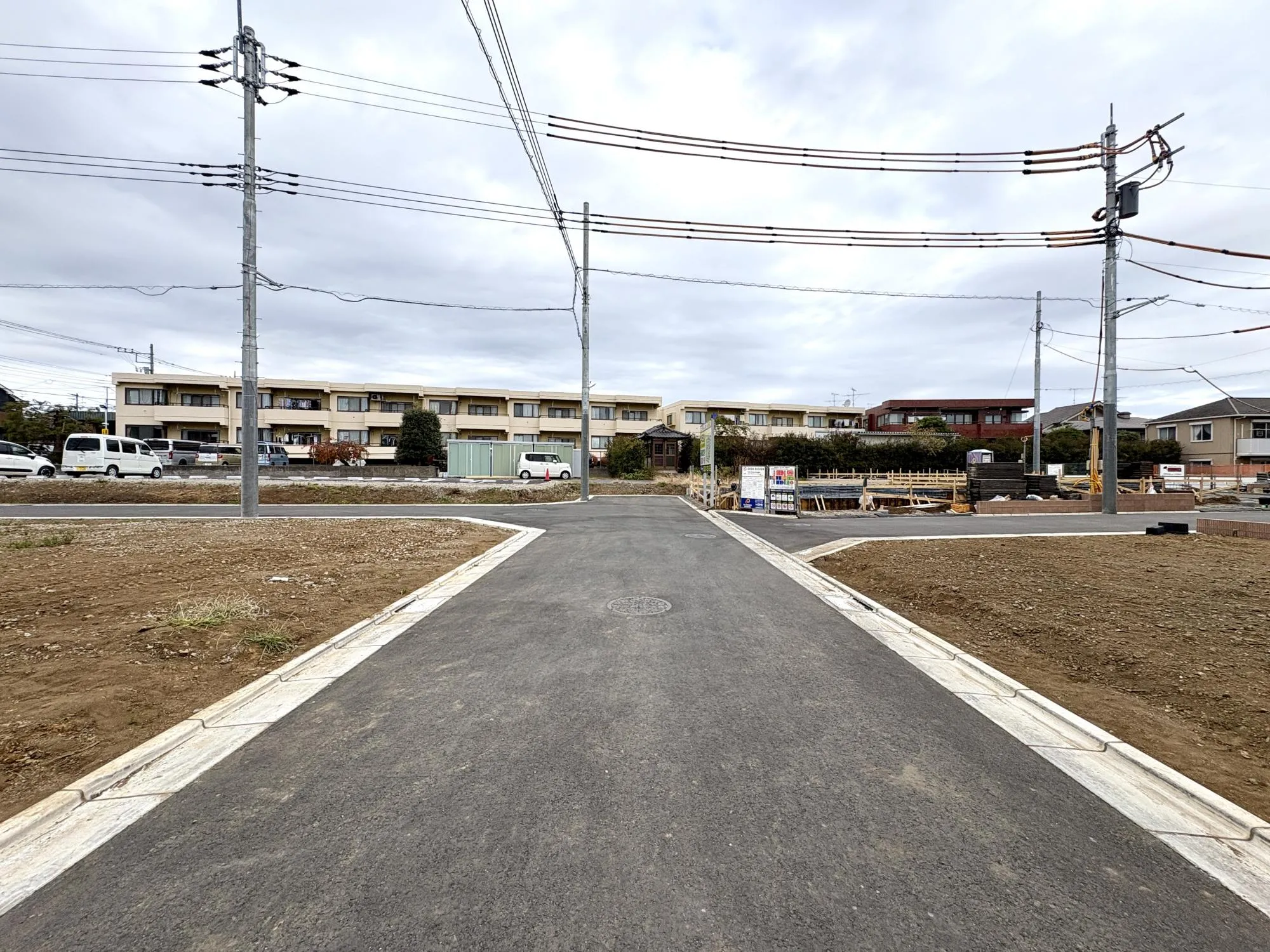 【前面道路含む現地土地写真】
