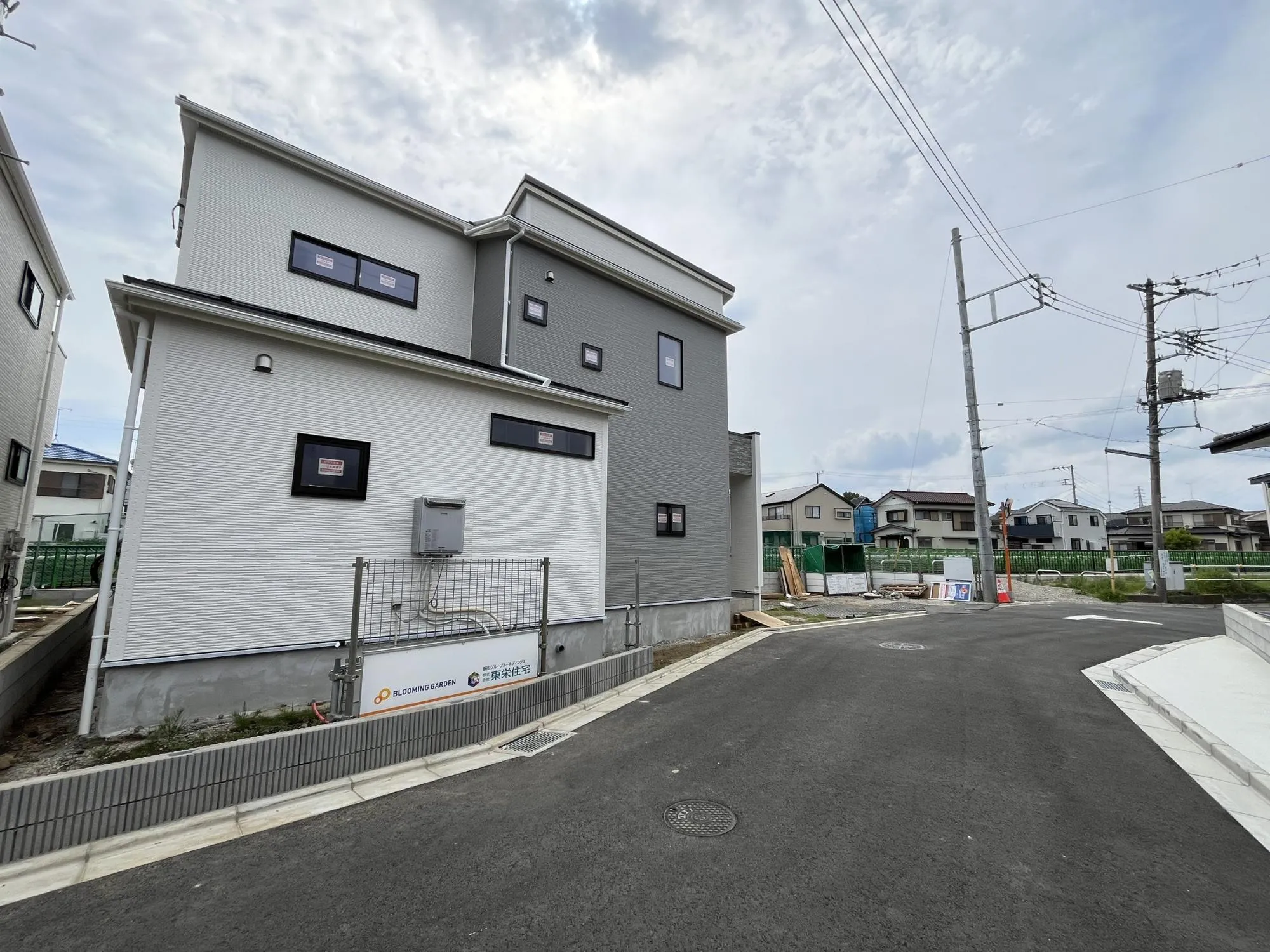 カースペース2台確保で、ご家族の多い方や来客時も安心。
毎日の暮らしに“ゆとり”と“快適さ”をもたらす住環境です。