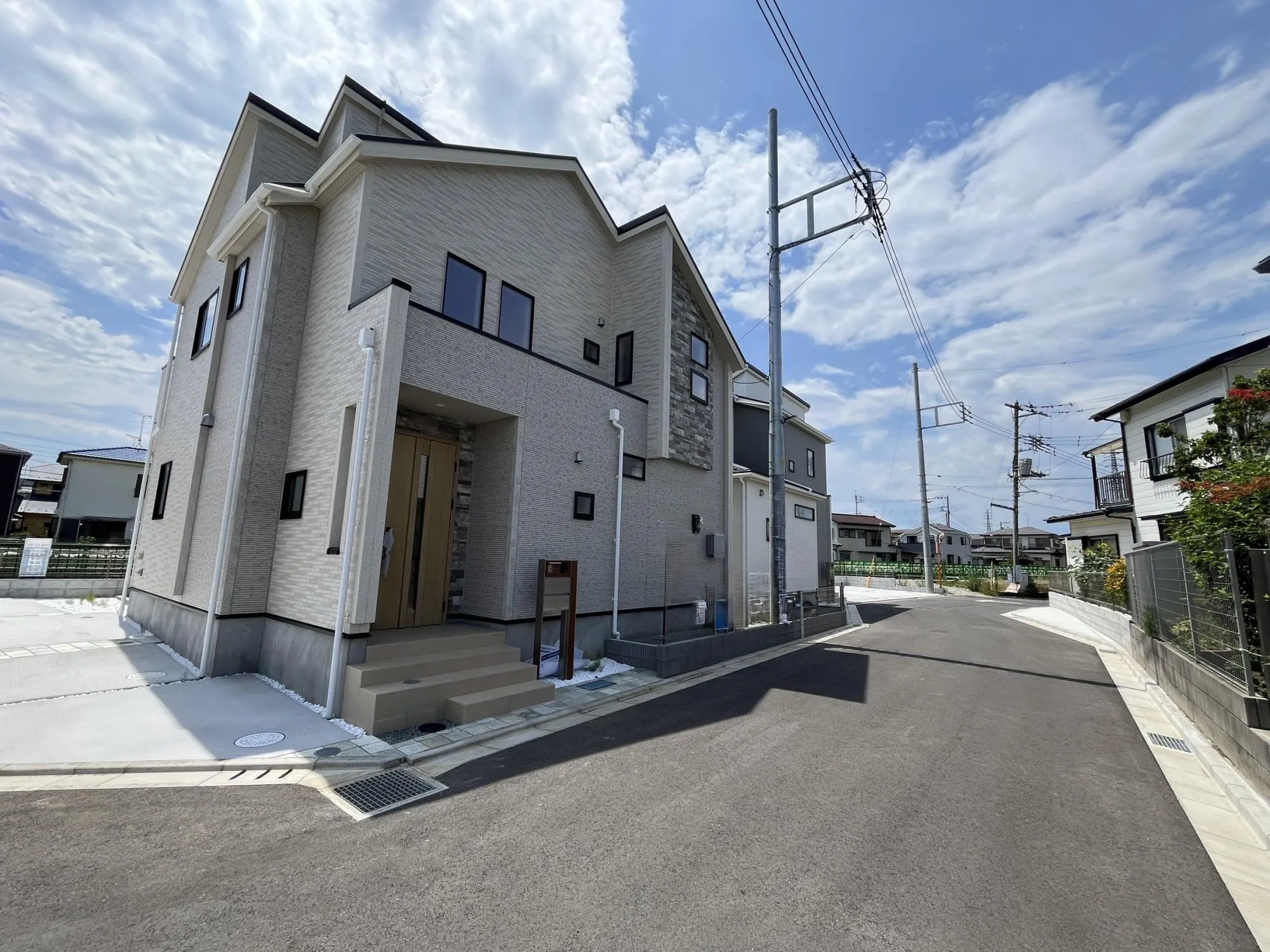 落ち着いた生活道路に面した物件。車通りが少ないため、小さなお子様がいるご家庭にも安心。駐車もスムーズに行えます。