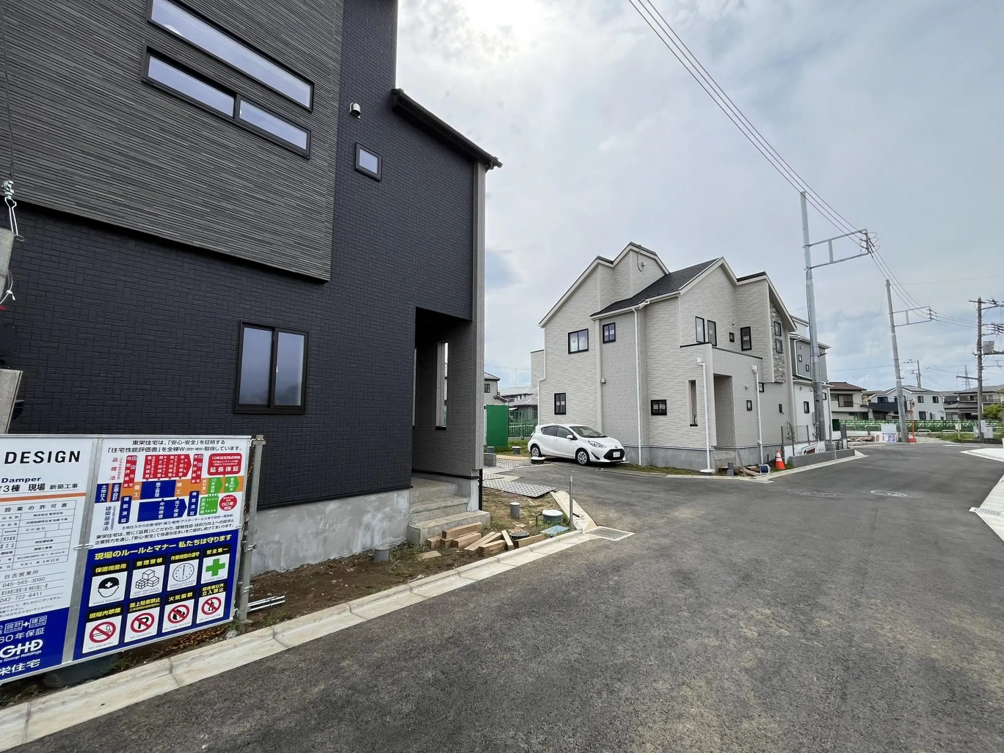 周辺は文字通り居住者のみの利用のため車の出入りもスムーズに行えます。静けさと安心を両立した住まい。