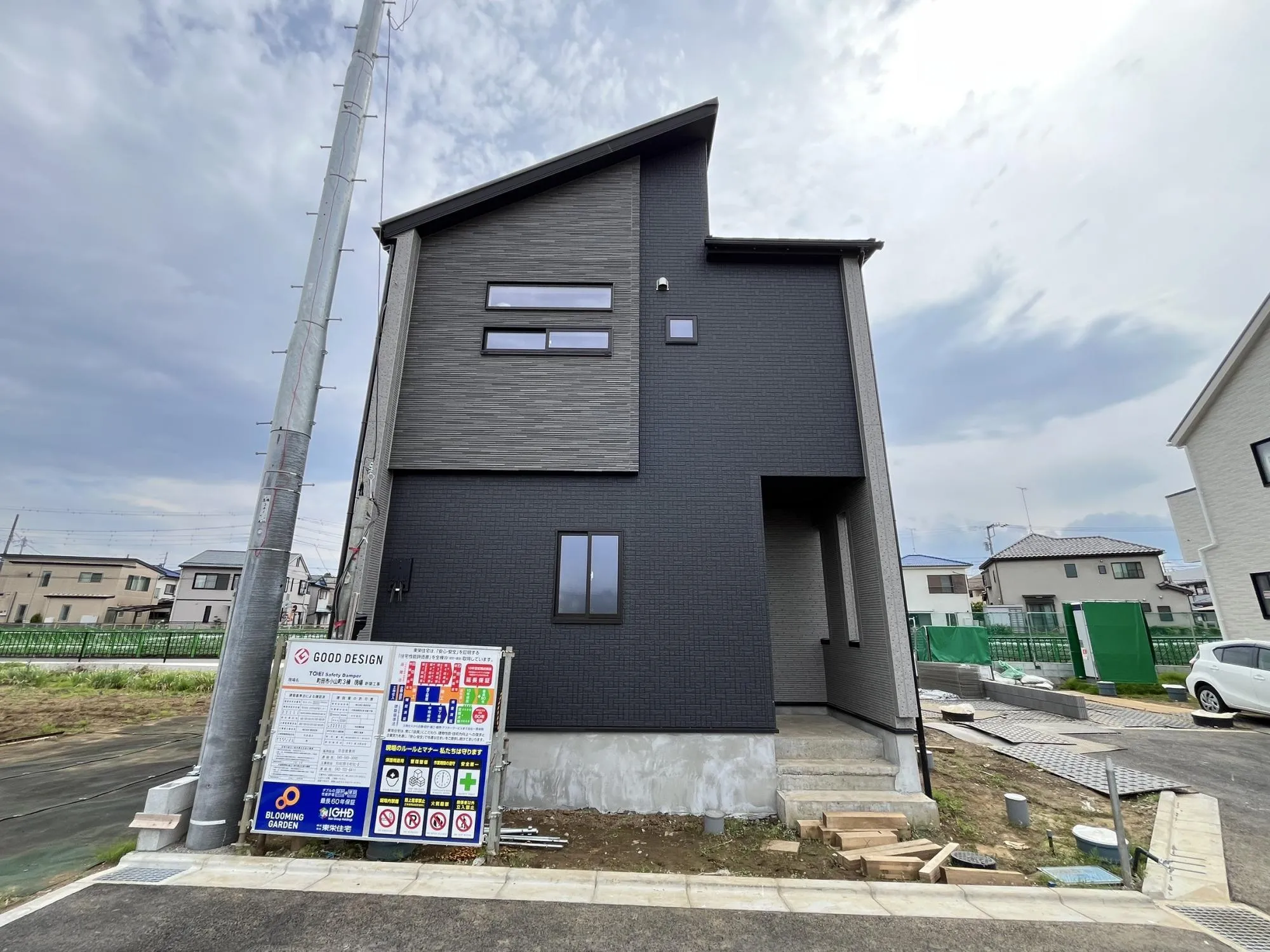 重厚感の中にスタイリッシュさを兼ね備えた外観。落ち着いたカラーリングが上質な暮らしを演出します。
