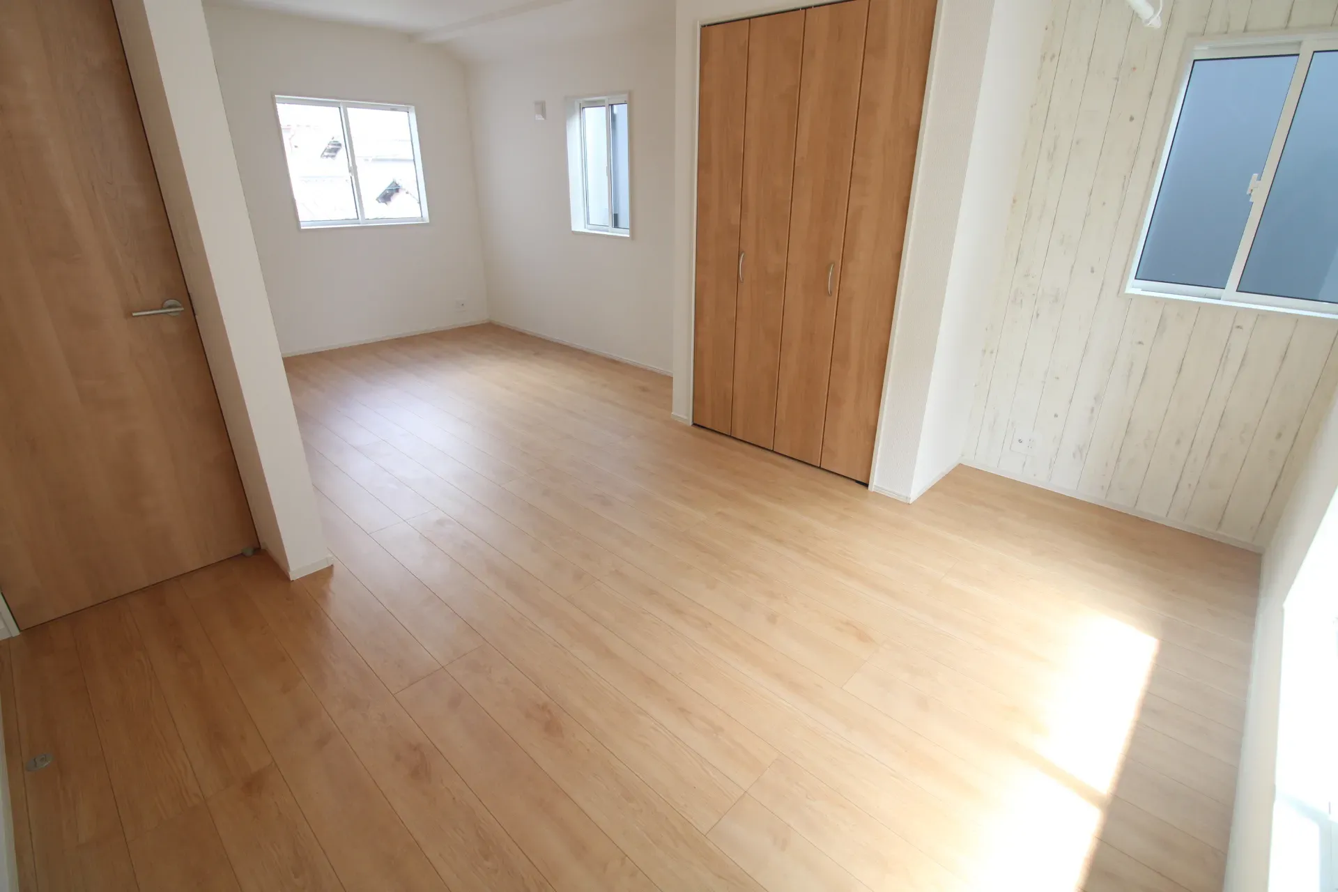 洋室(5.25帖+5.67帖)