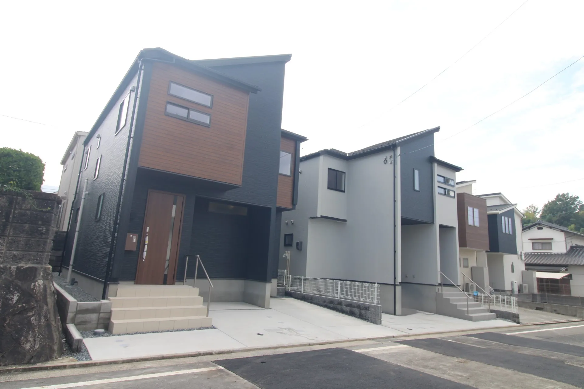 前面道路から見た外観