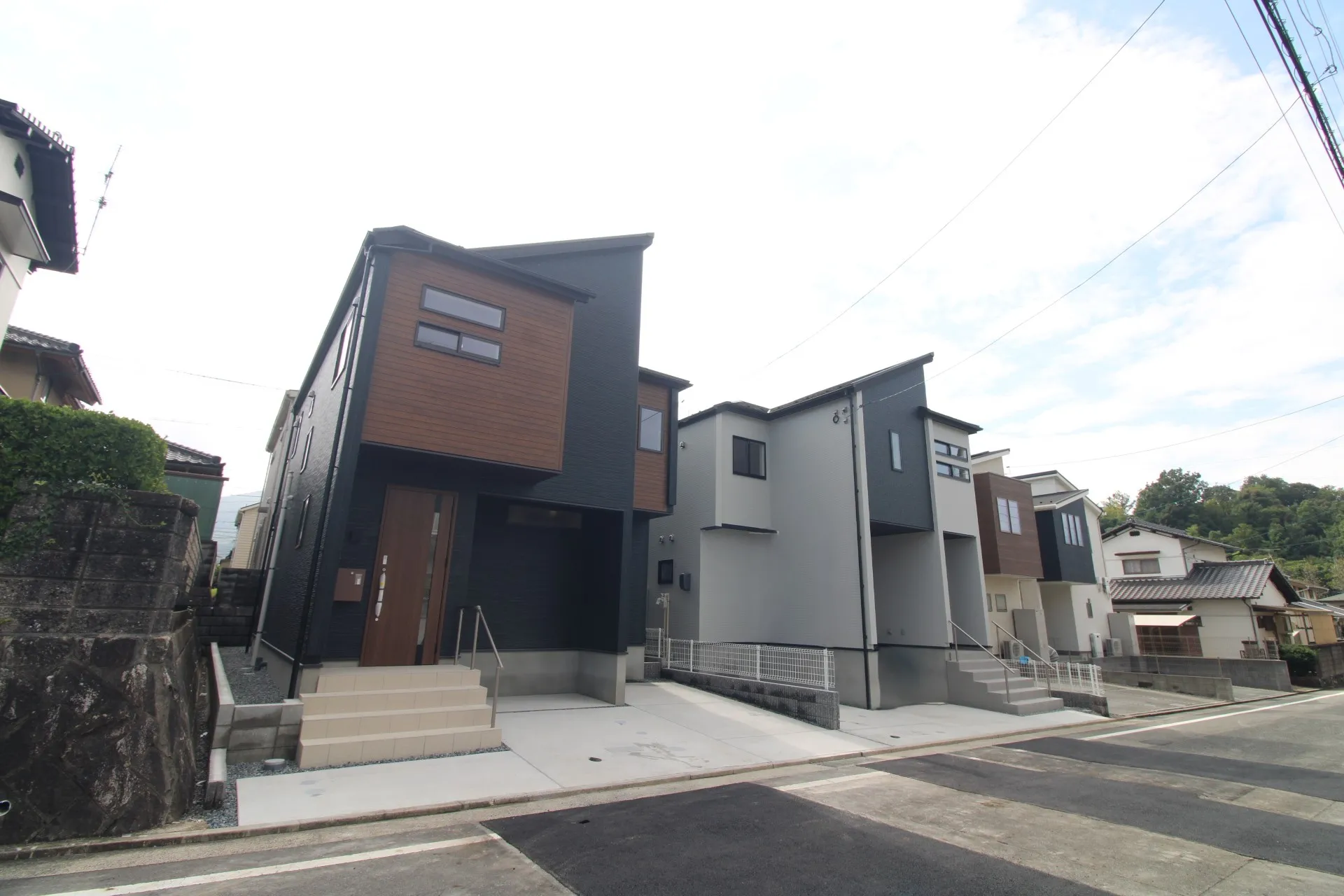 前面道路から見た外観