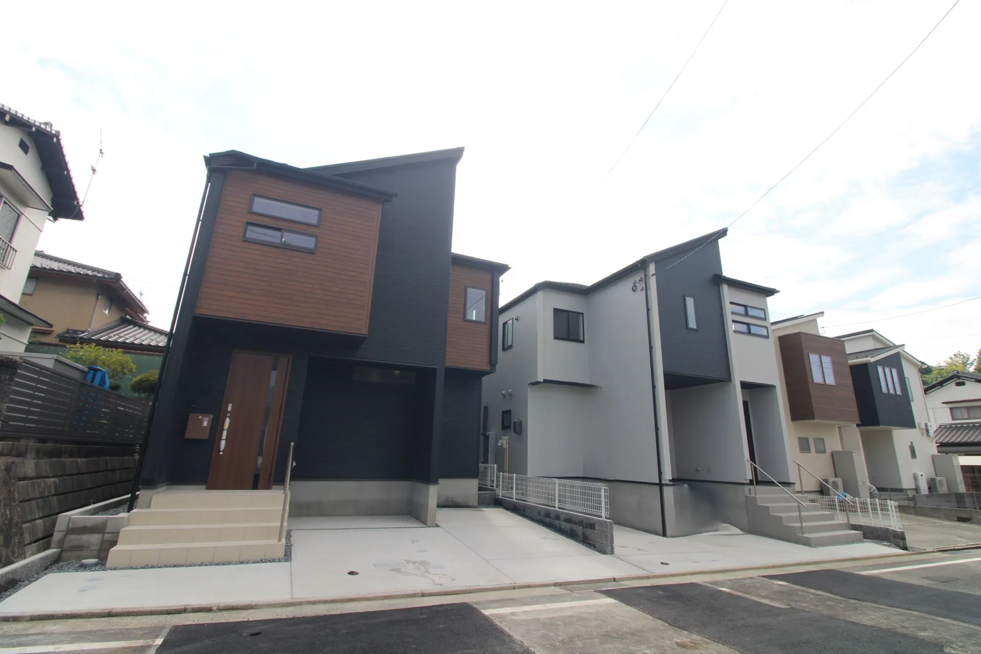 前面道路から見た外観