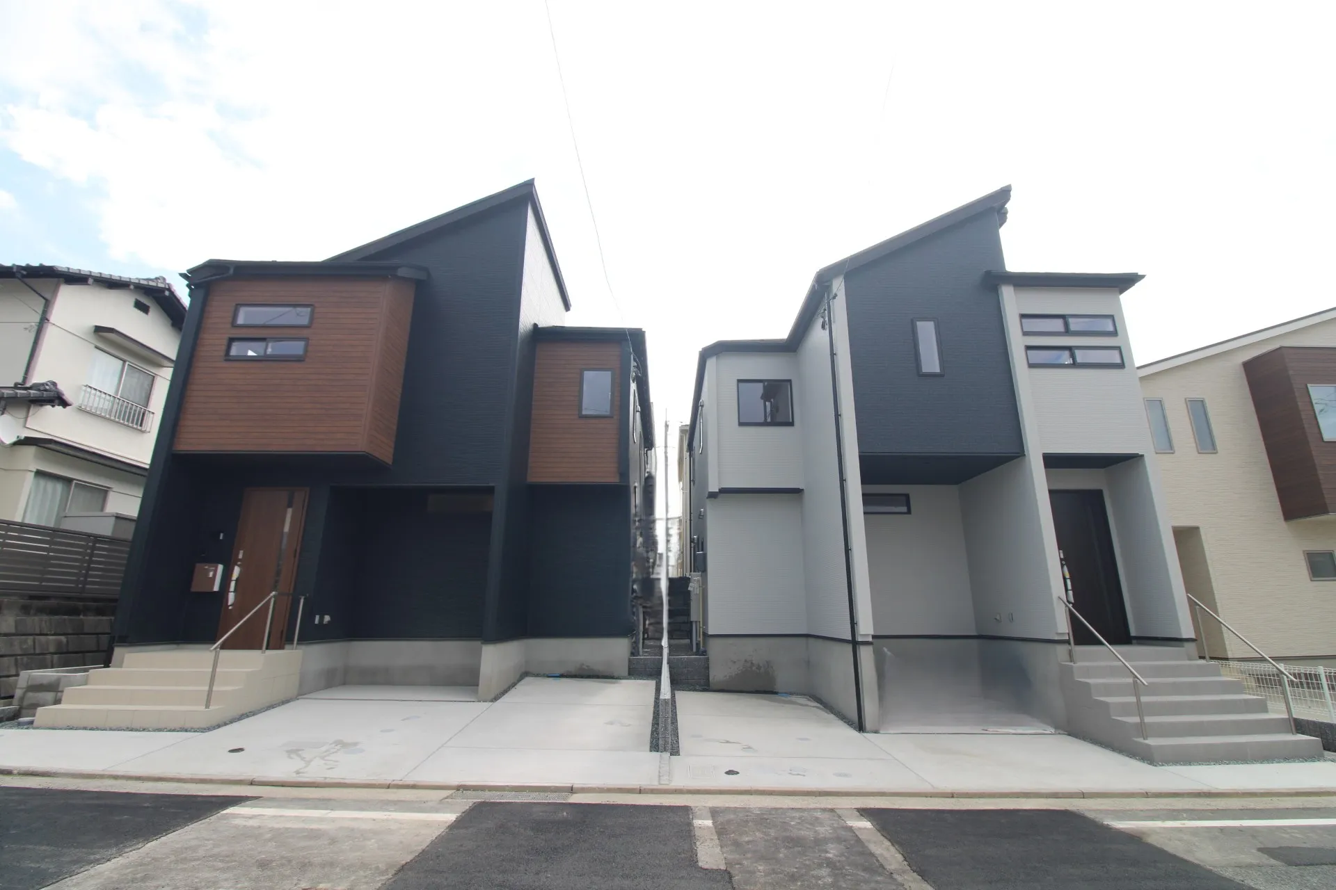 前面道路から見た外観