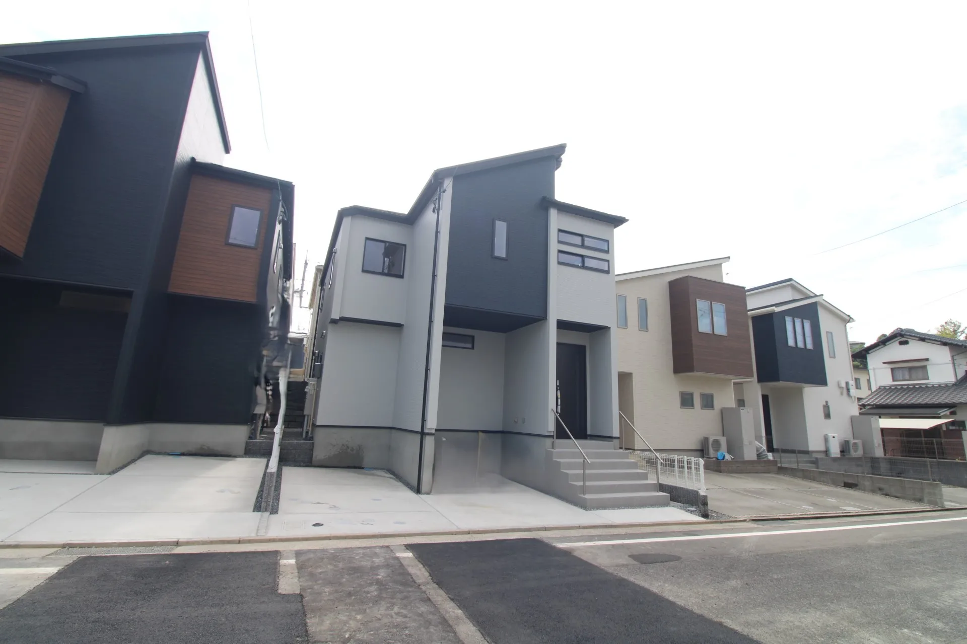 前面道路から見た外観