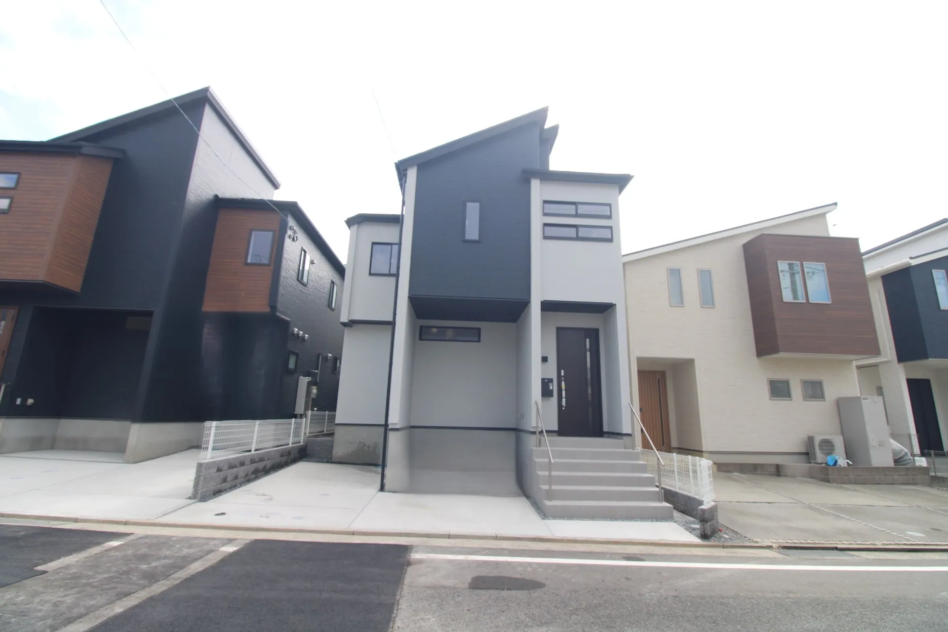 前面道路から見た外観