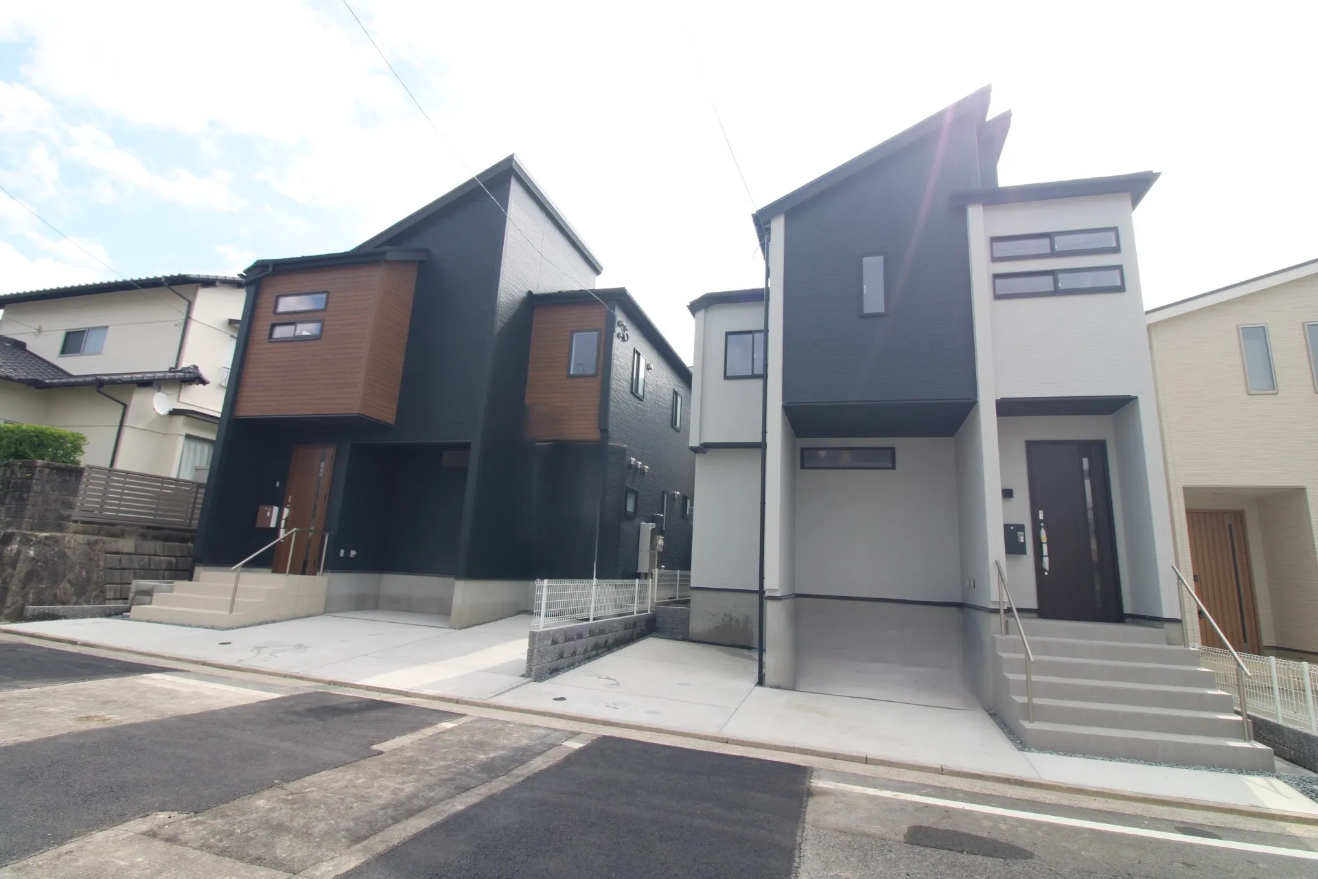 前面道路から見た外観