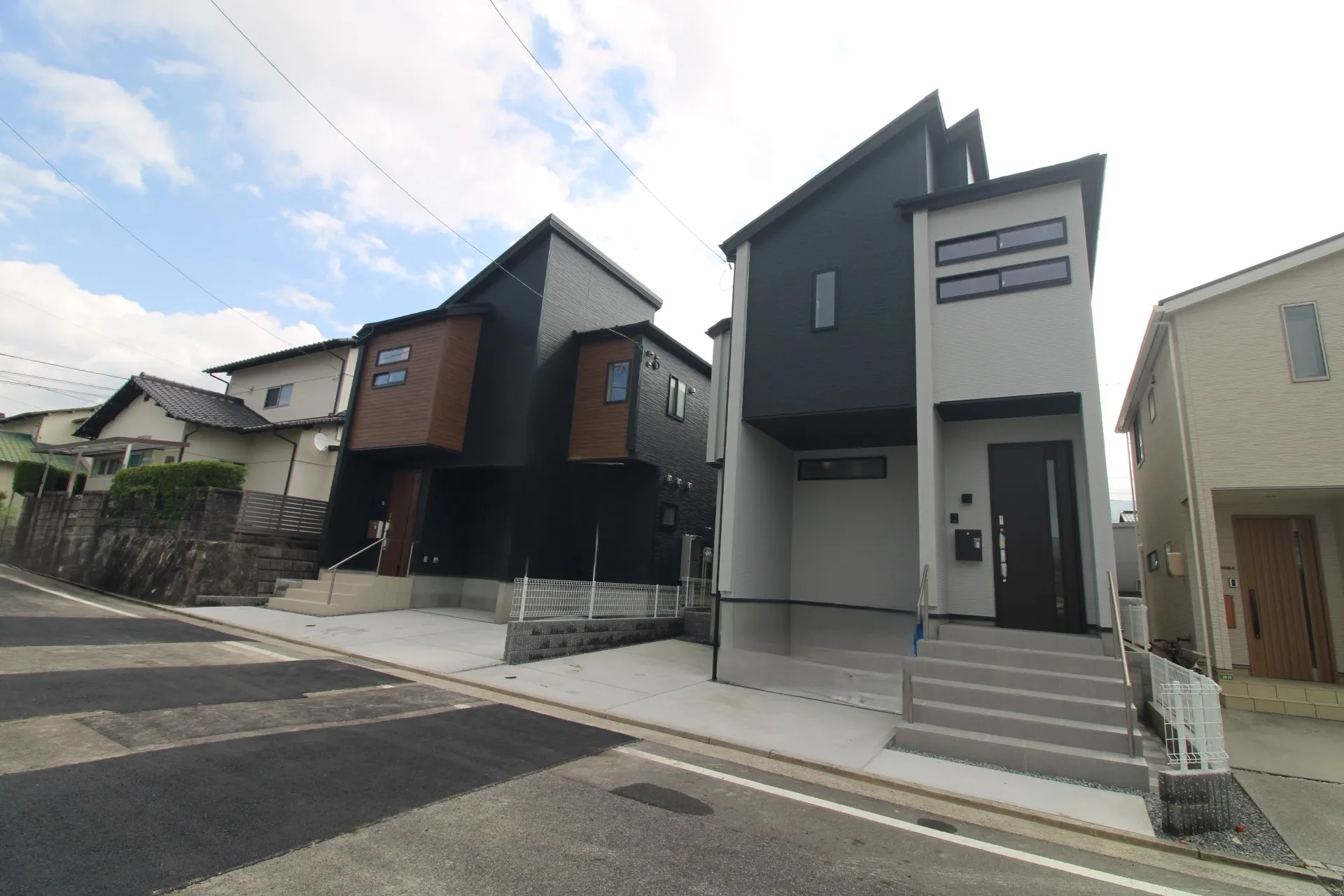 前面道路から見た外観