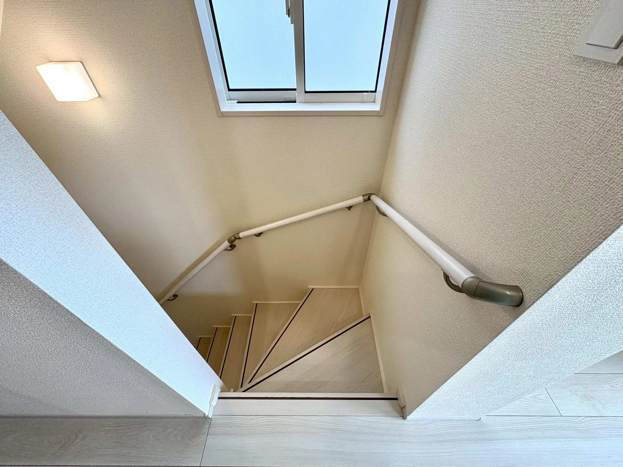 【1号棟】手すり付き階段