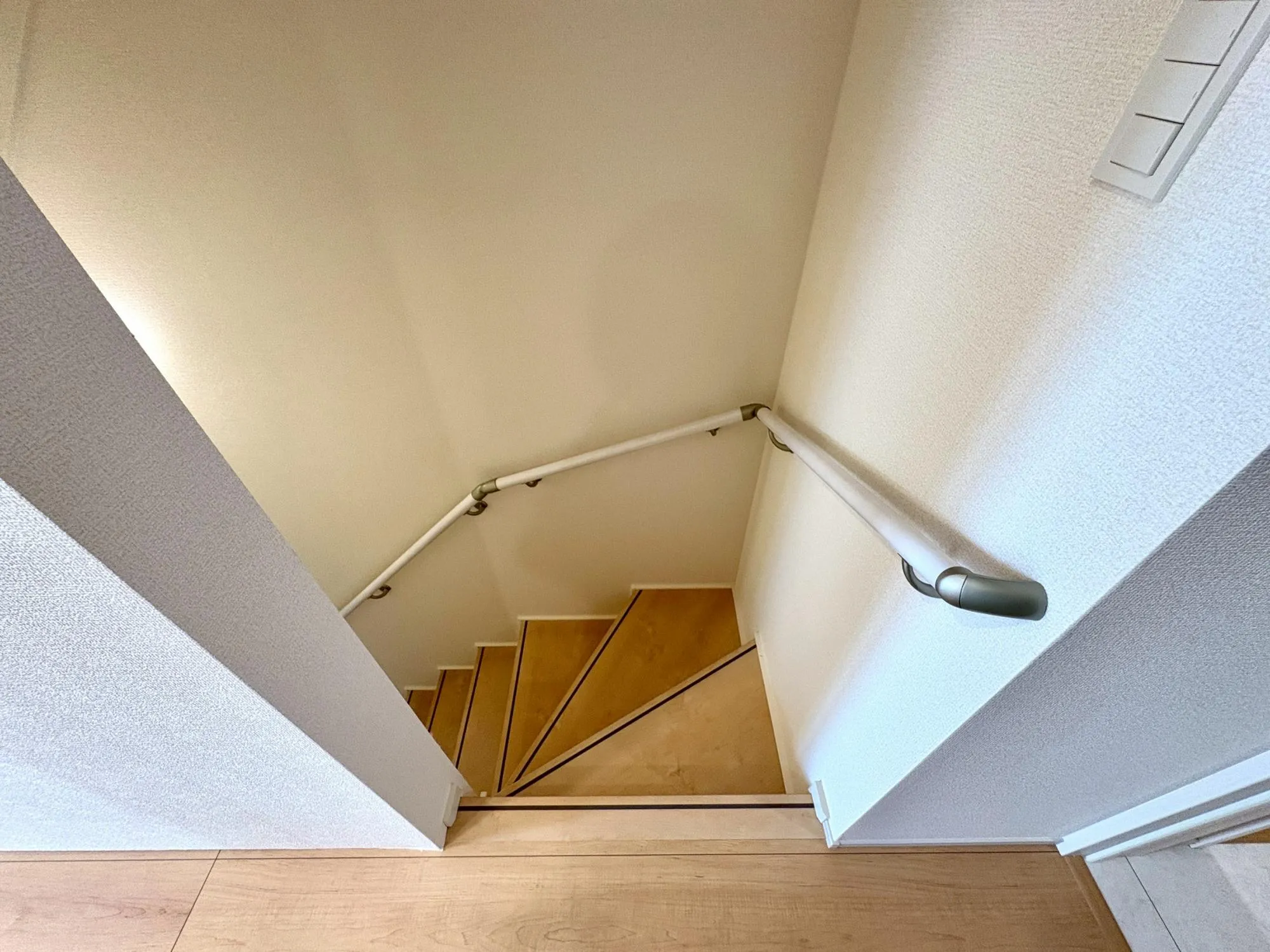 (2号棟)手すり付き階段