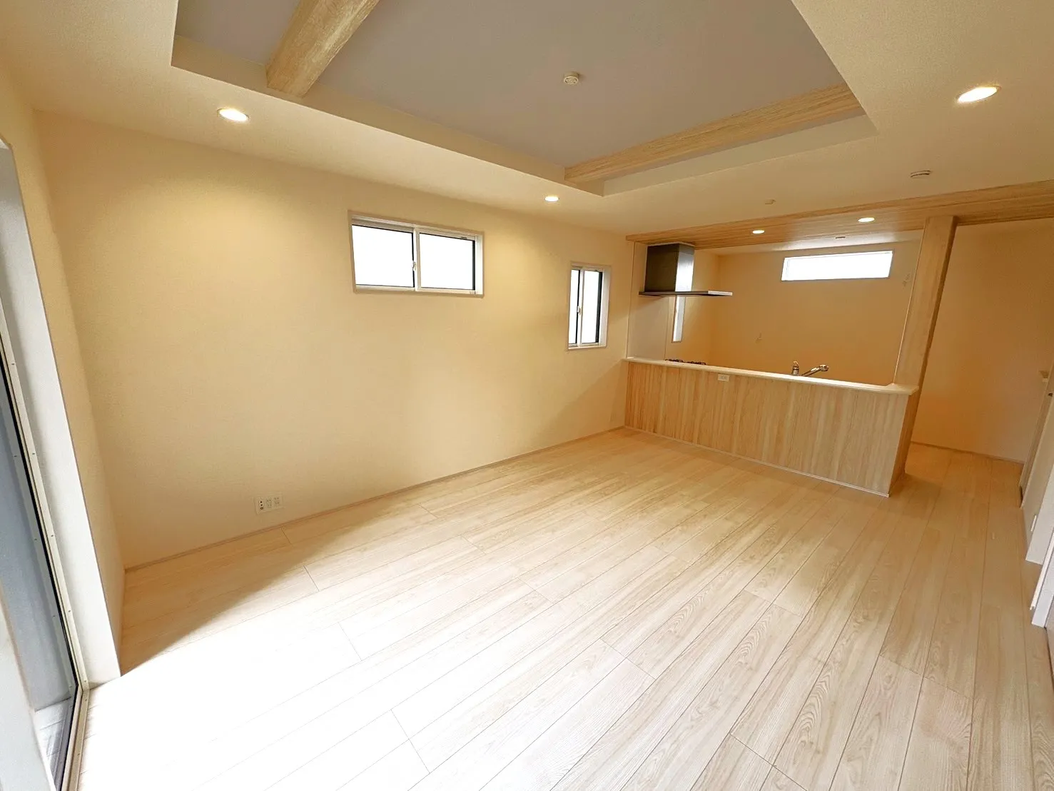 【リビング】ゆったりリビング!シャッター、折上天井と設備も充実です♪