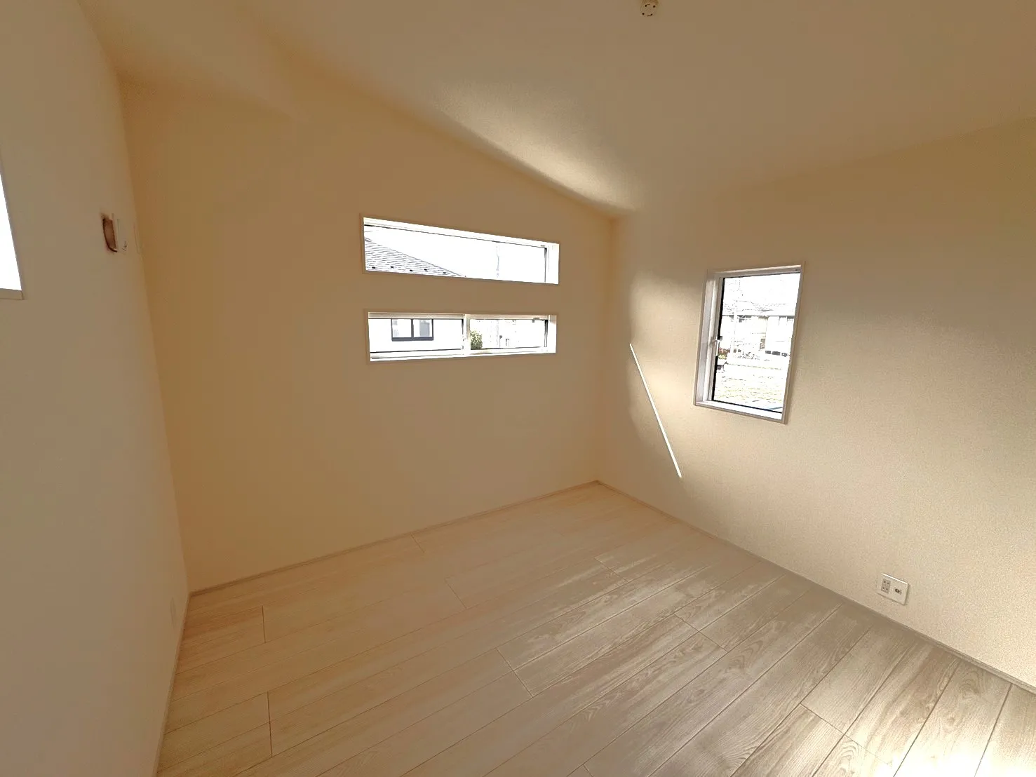 【勾配洋室】勾配天井が開放感を演出します♪