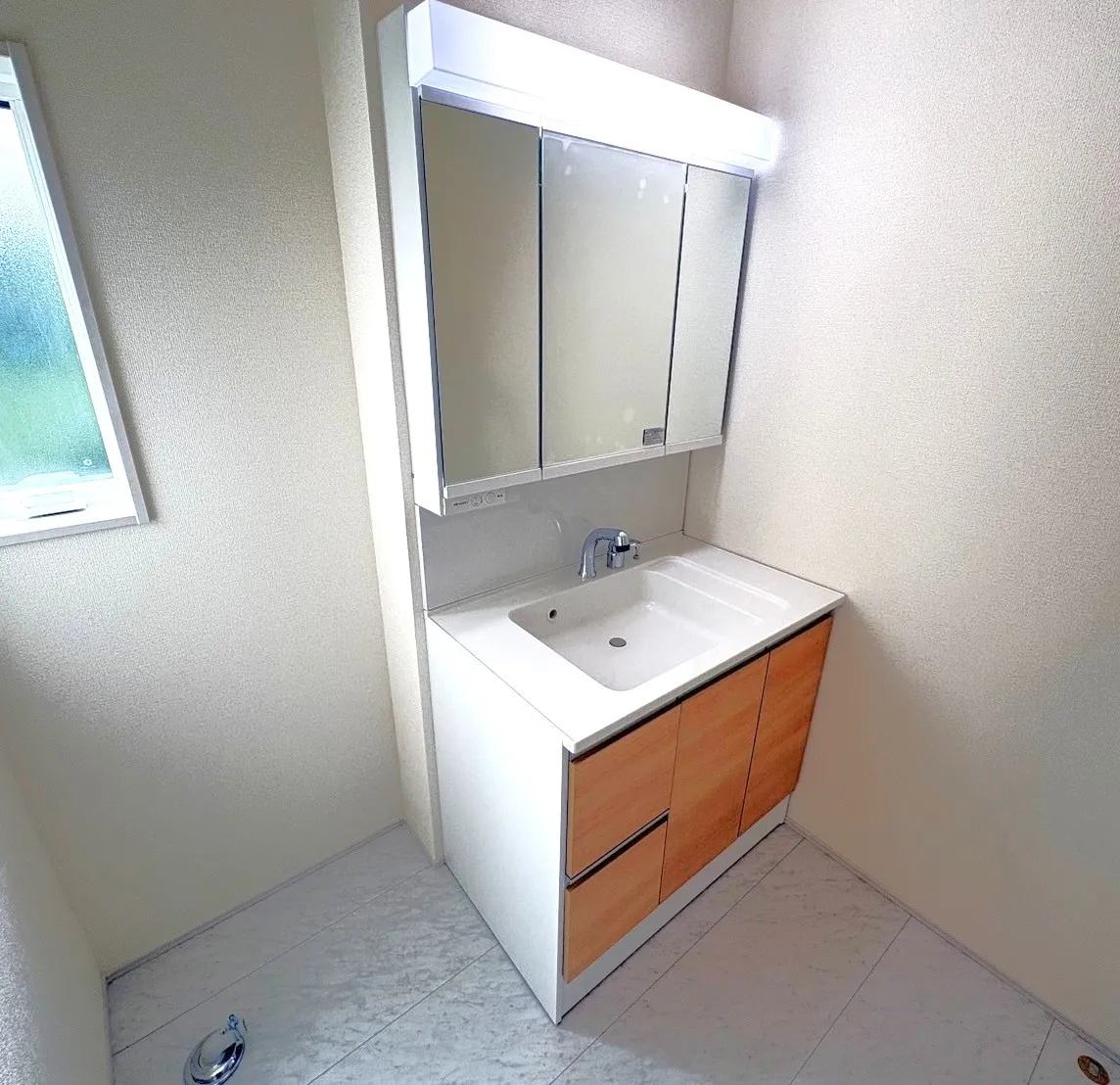 【脱衣所】大きな洗面化粧台付きです♪