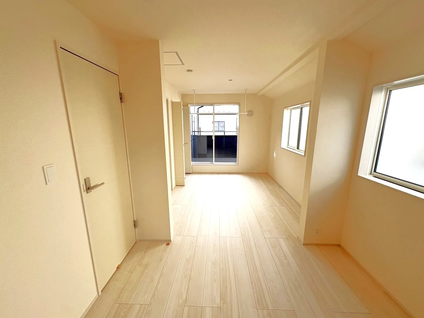 【主寝室】10帖以上の広いお部屋です♪