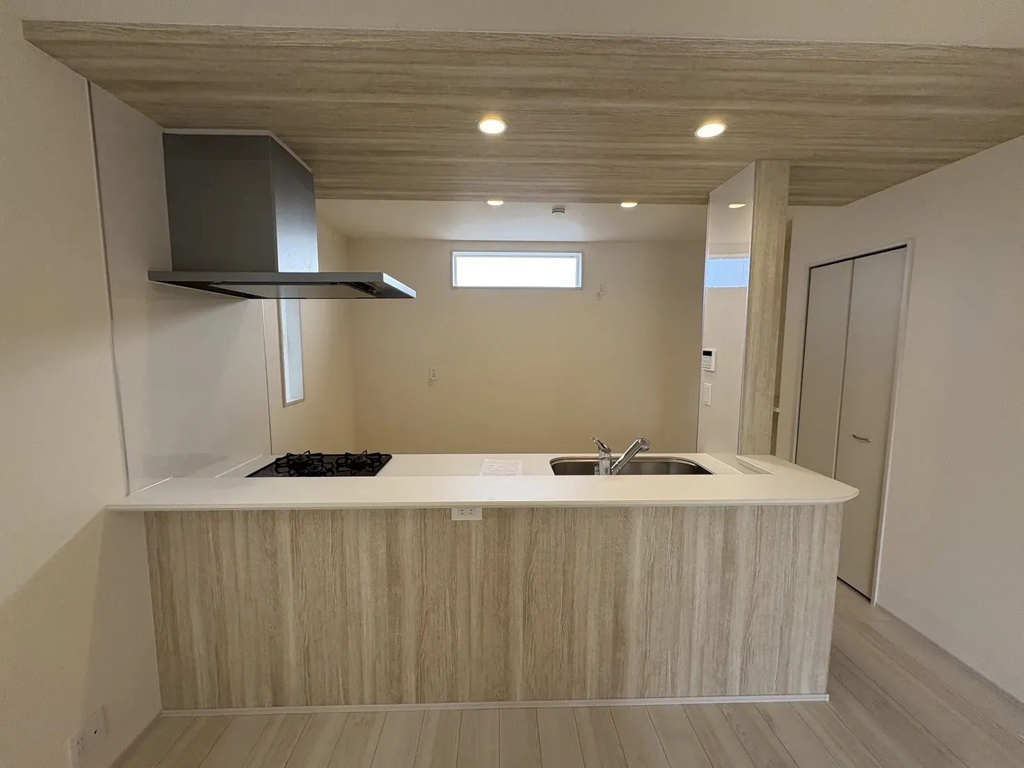 【キッチン前面】キッチンがオシャレにみえるアクセントクロス仕様