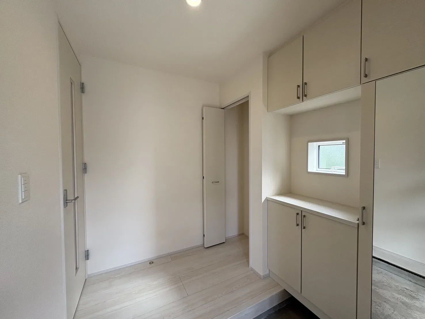 【玄関収納】大きな鏡付で、お出かけ前のチェックにも便利です♪