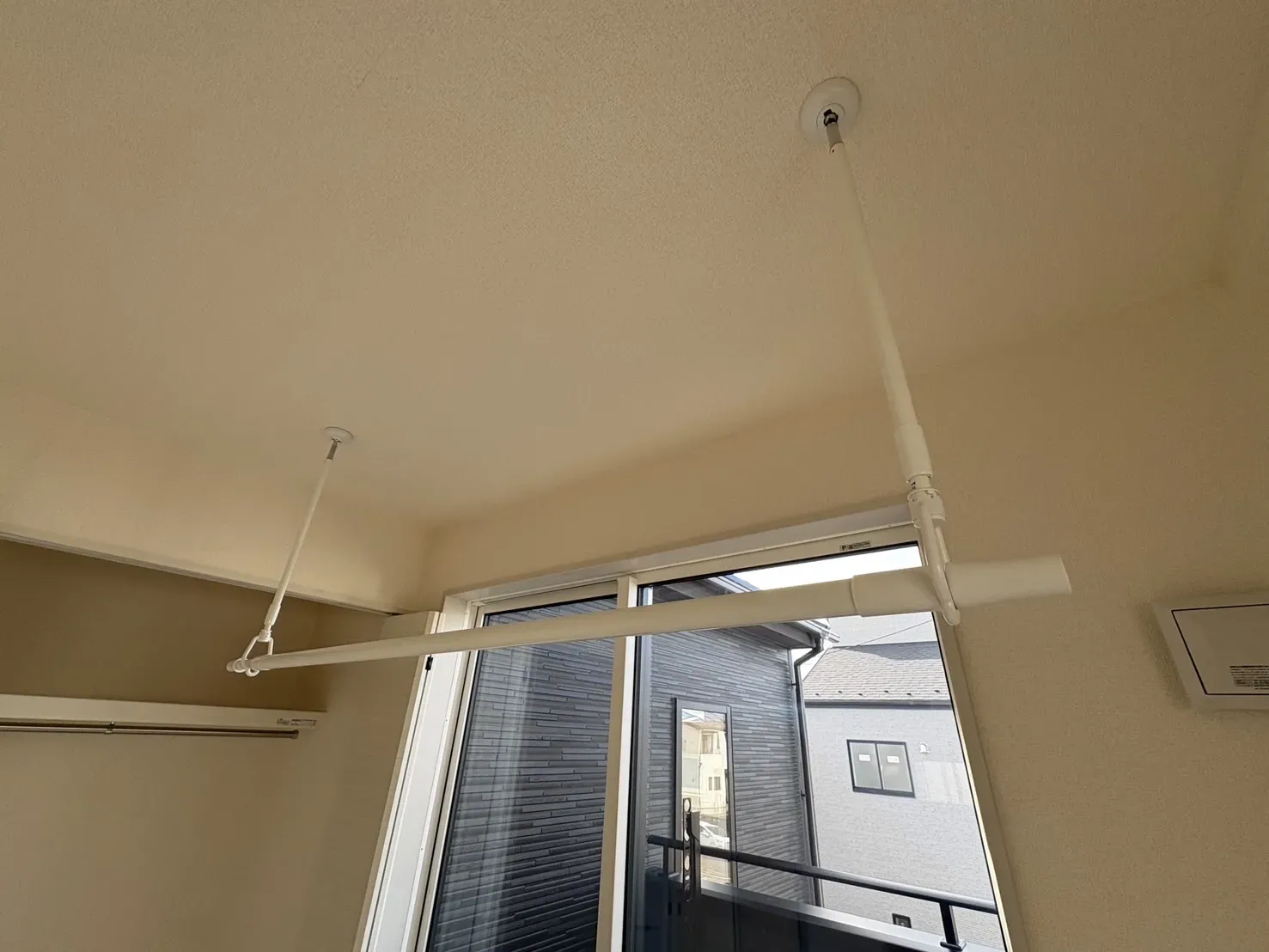 【室内物干】雨の日も安心♪お好みの高さに調節可能です♪