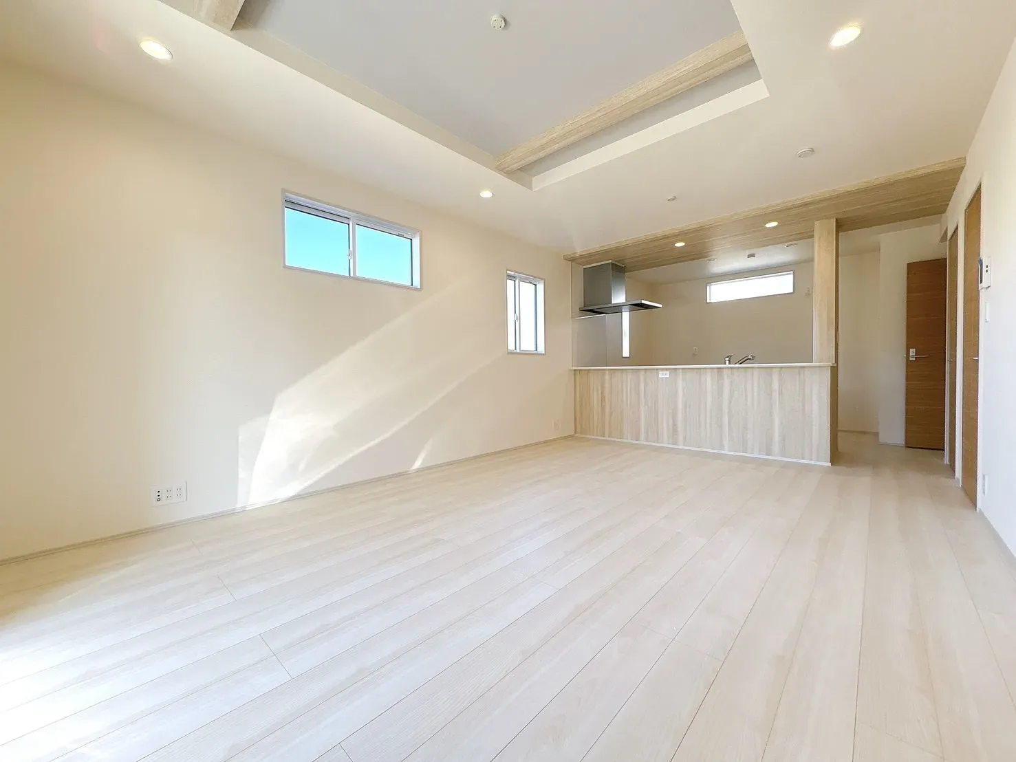 【リビング】ゆったりリビング!シャッター、折上天井と設備も充実です♪