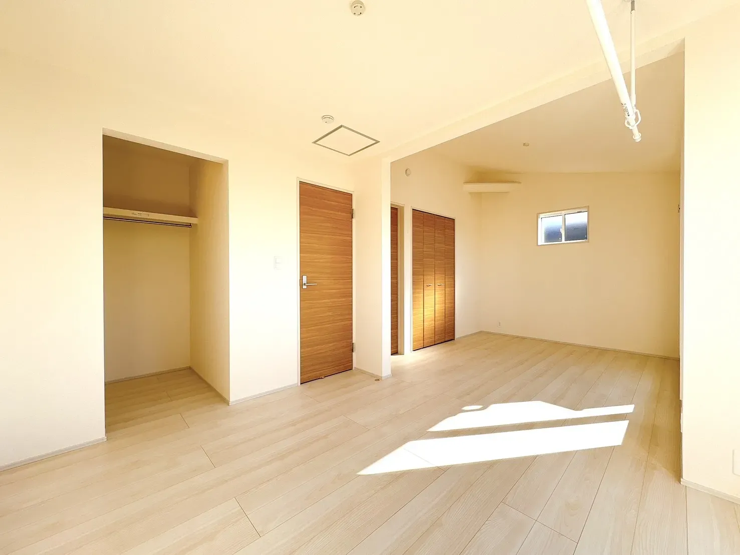 【主寝室】10帖以上の広いお部屋です♪