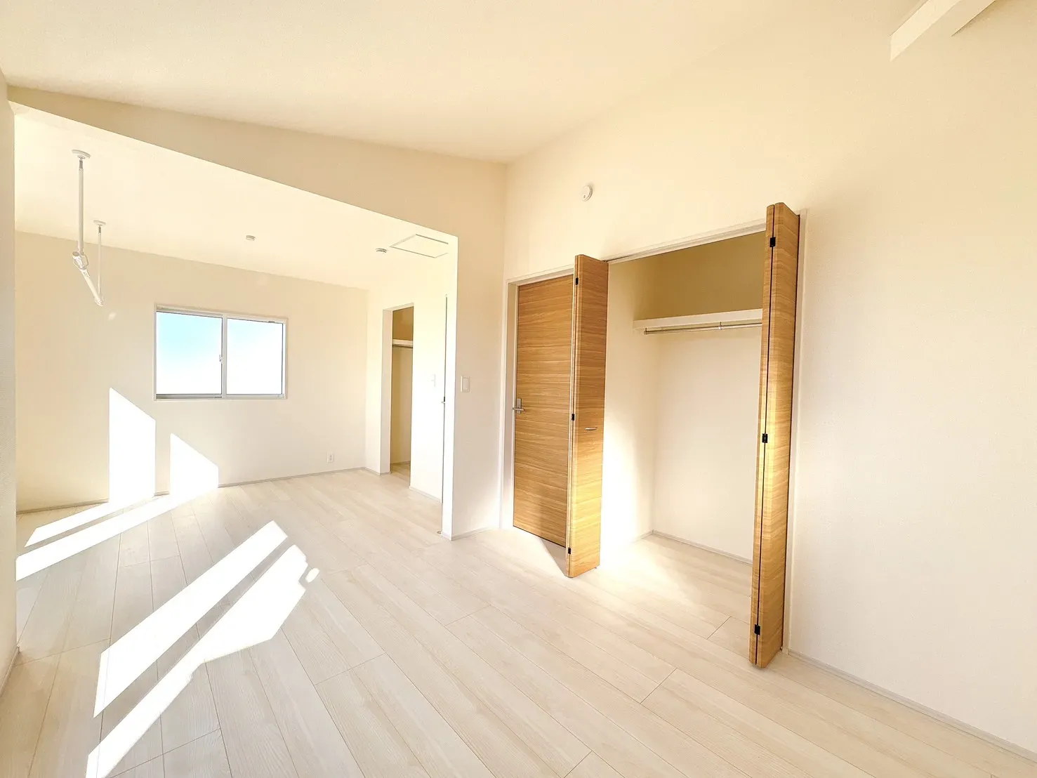 【勾配洋室】勾配天井が開放感を演出します♪