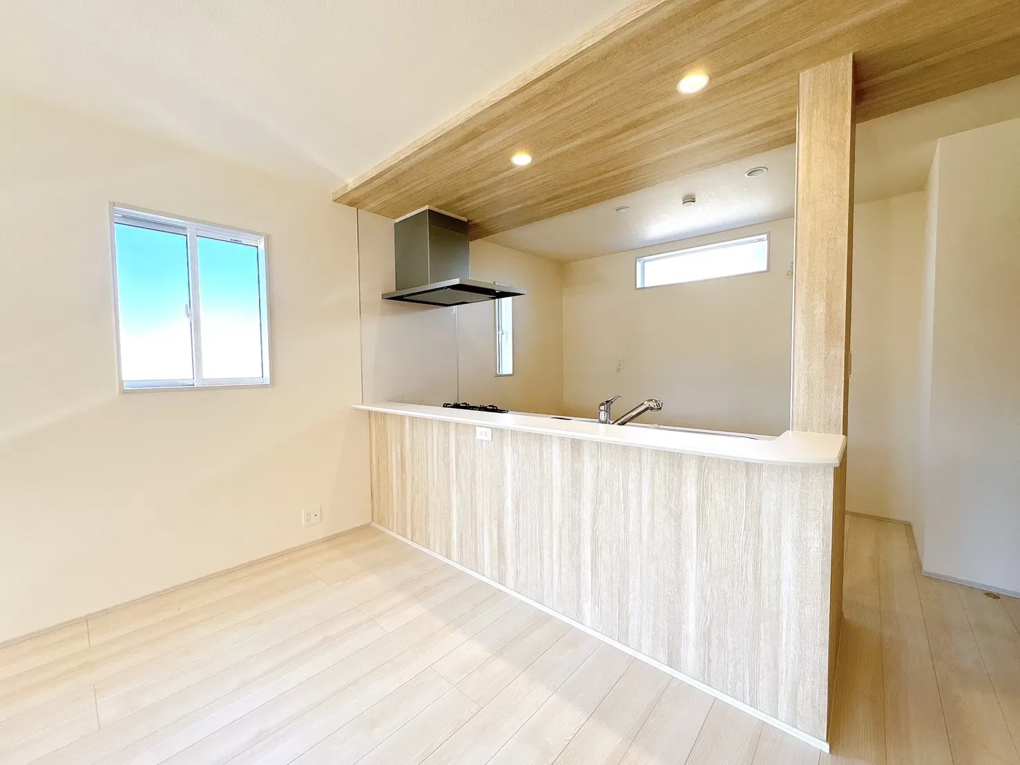 【キッチン前面】キッチンがオシャレにみえるアクセントクロス仕様