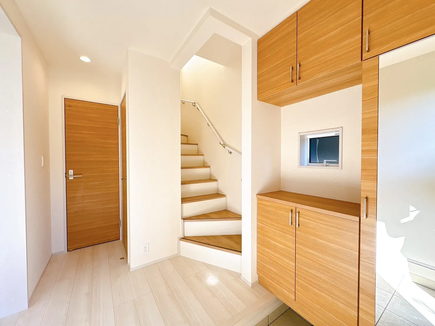 【玄関収納】大きな鏡付で、お出かけ前のチェックにも便利です♪