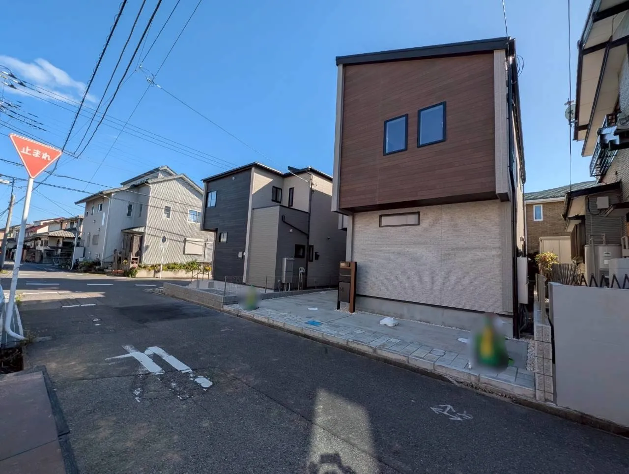 2号棟:前面道路含む外観写真