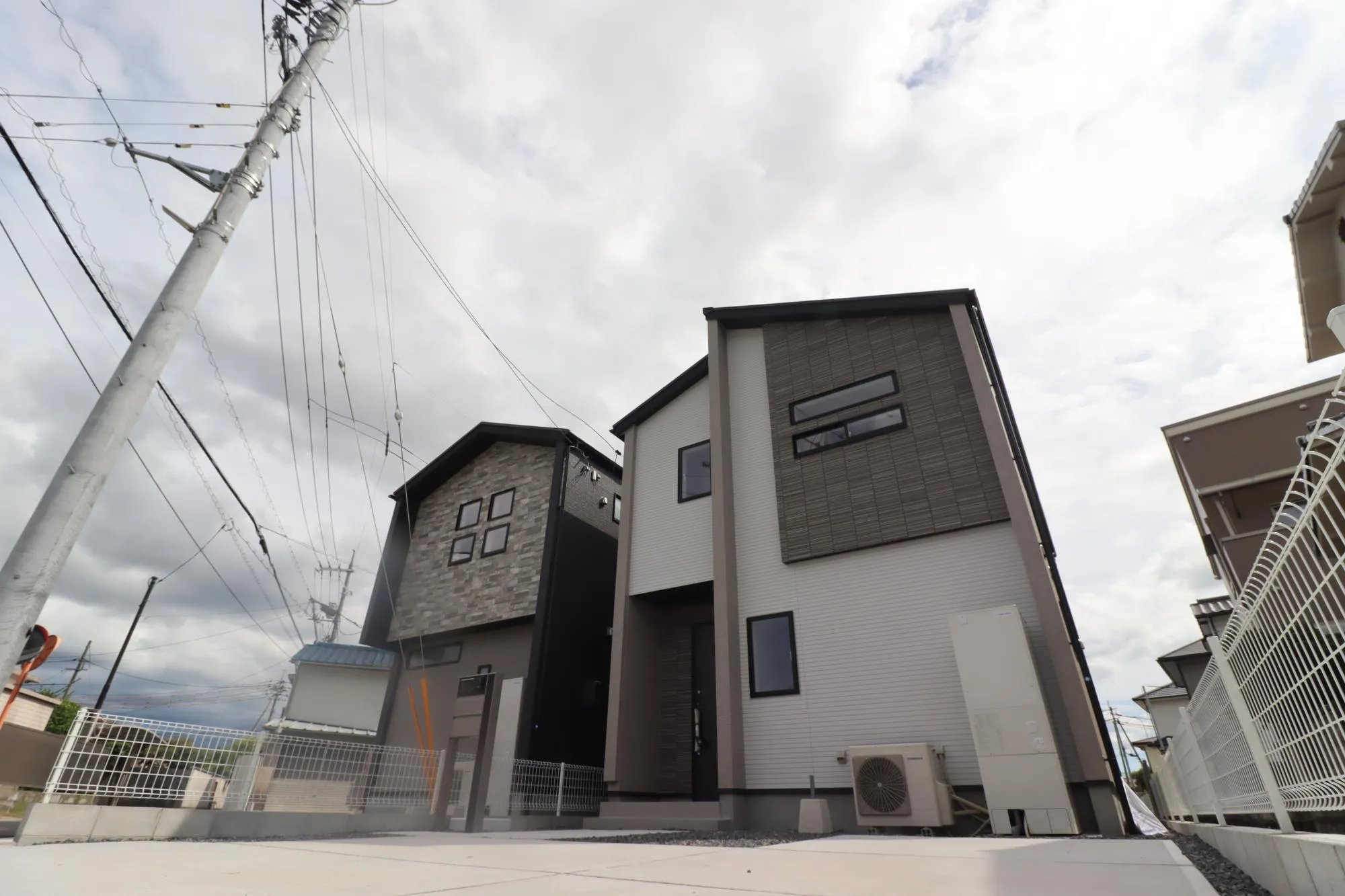 【外観写真/右から1号棟、2号棟】