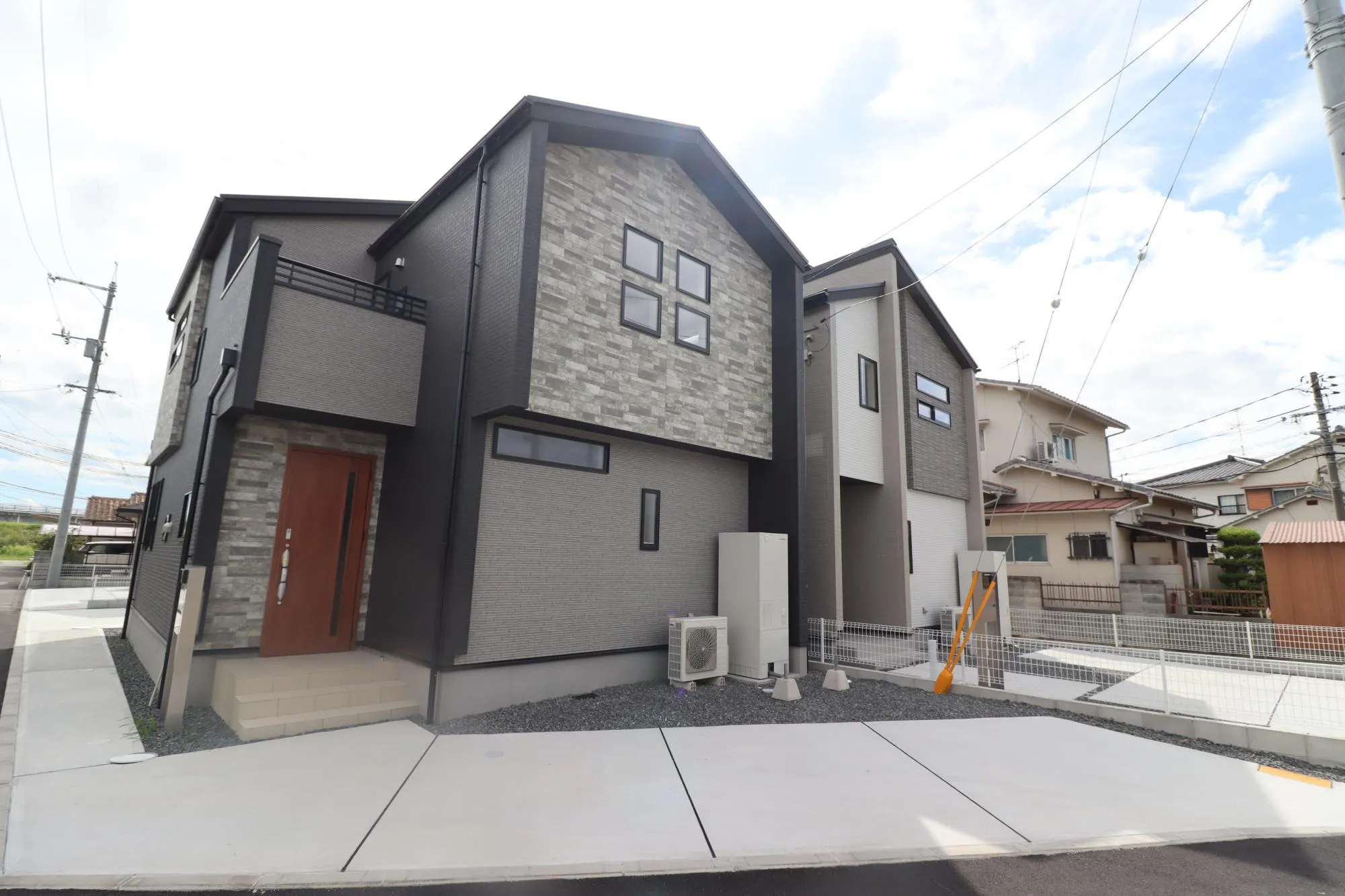 【外観写真/右から1号棟、2号棟】