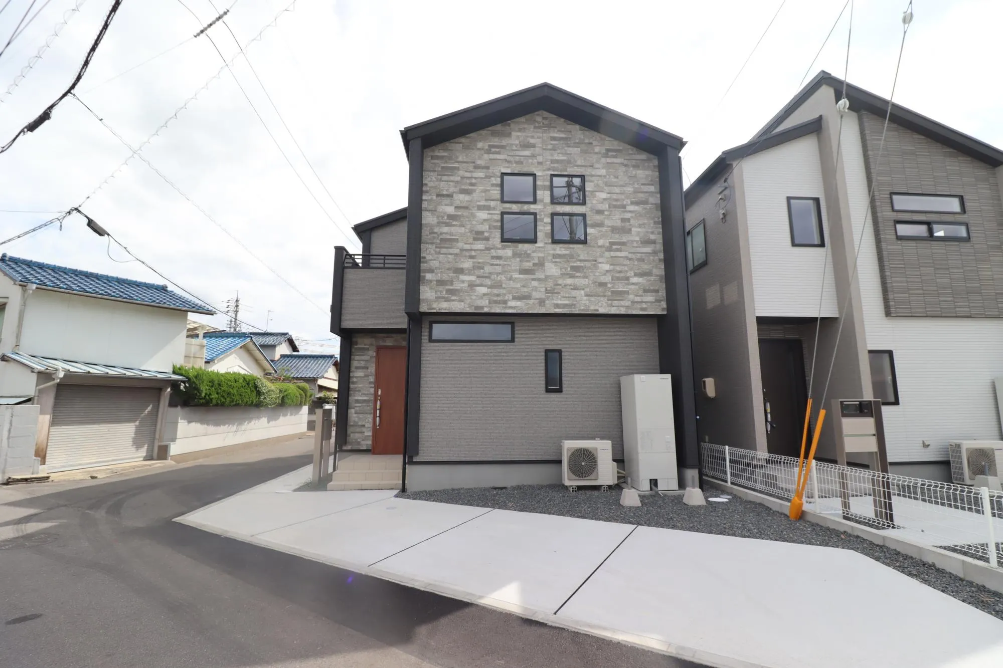 【外観写真/右1号棟、左2号棟】