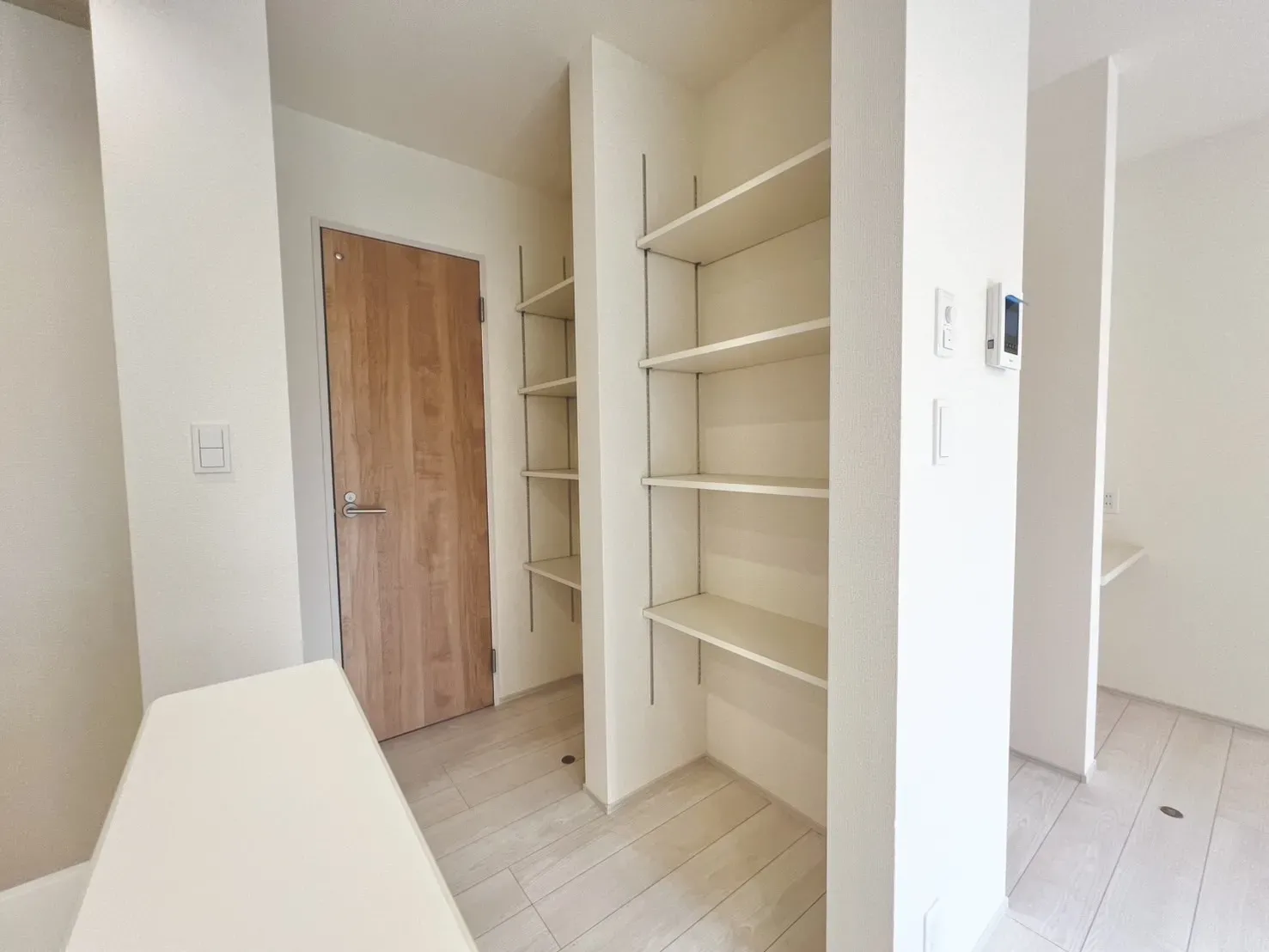 【2号棟】キッチン横収納