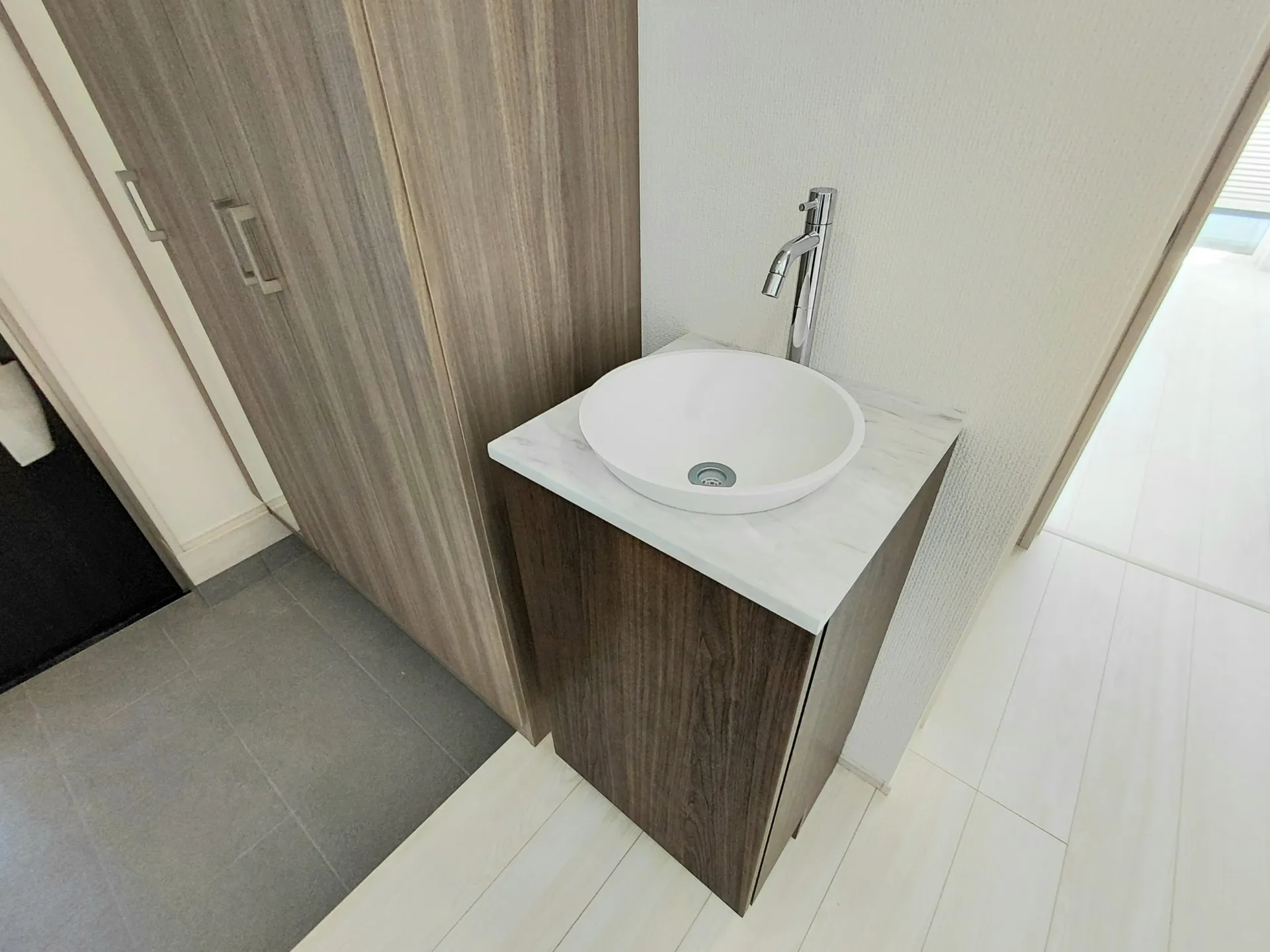 2号棟　玄関口　手洗器