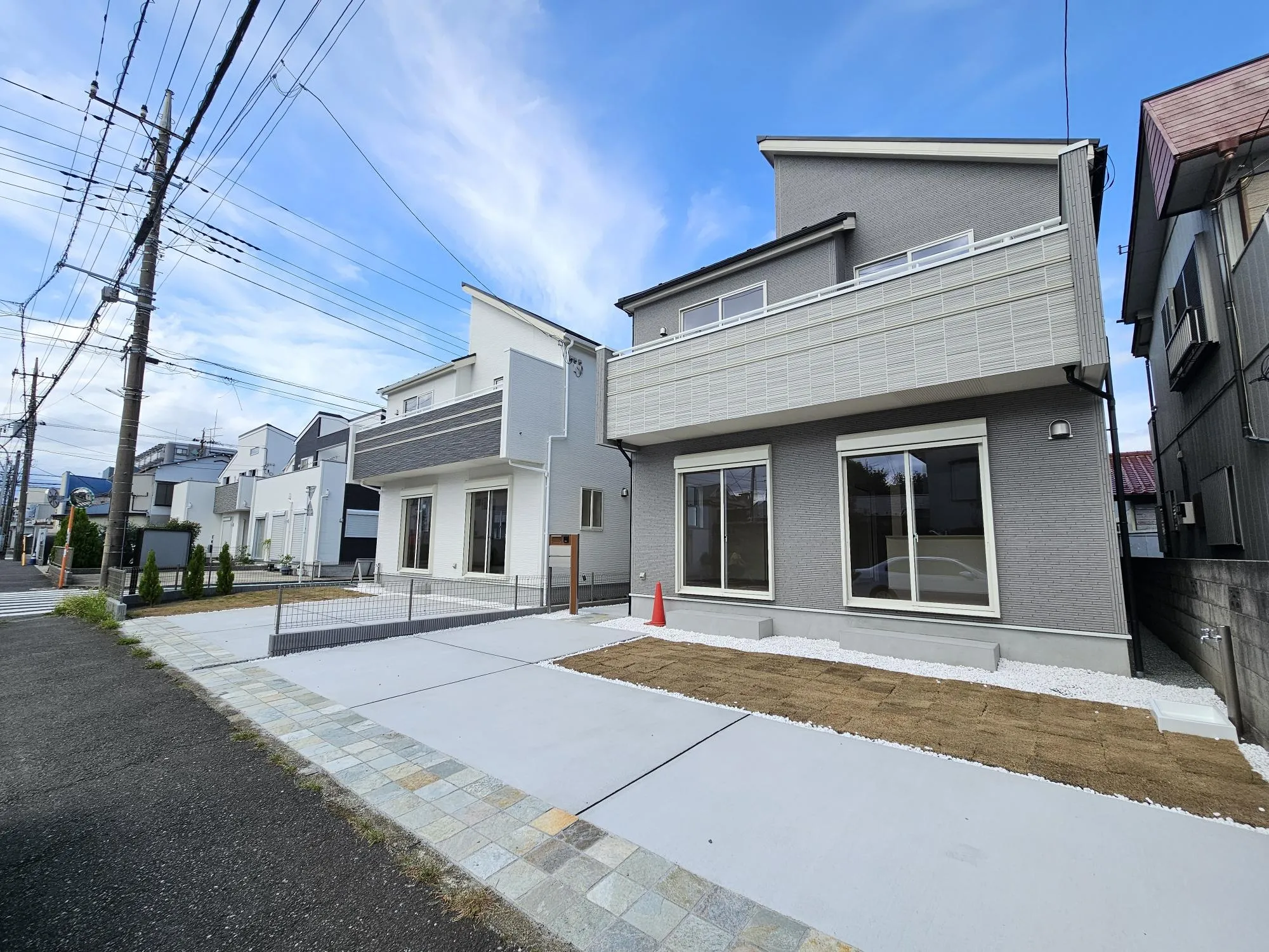 販売現地(R7.8.24)
南道路のカースペース2台駐車可能な物件です♪