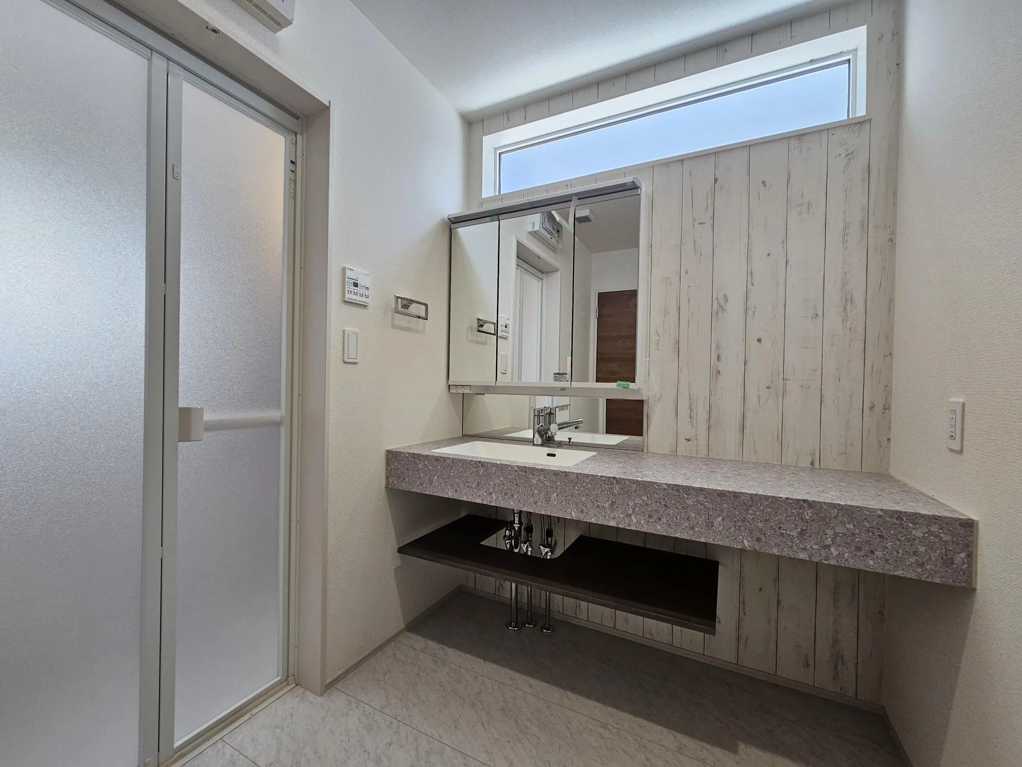 1号棟 洗面台
シンプルなワイド仕様の洗面化粧台です。アクセントクロスにより注文住宅のようなオシャレな空間となっております!