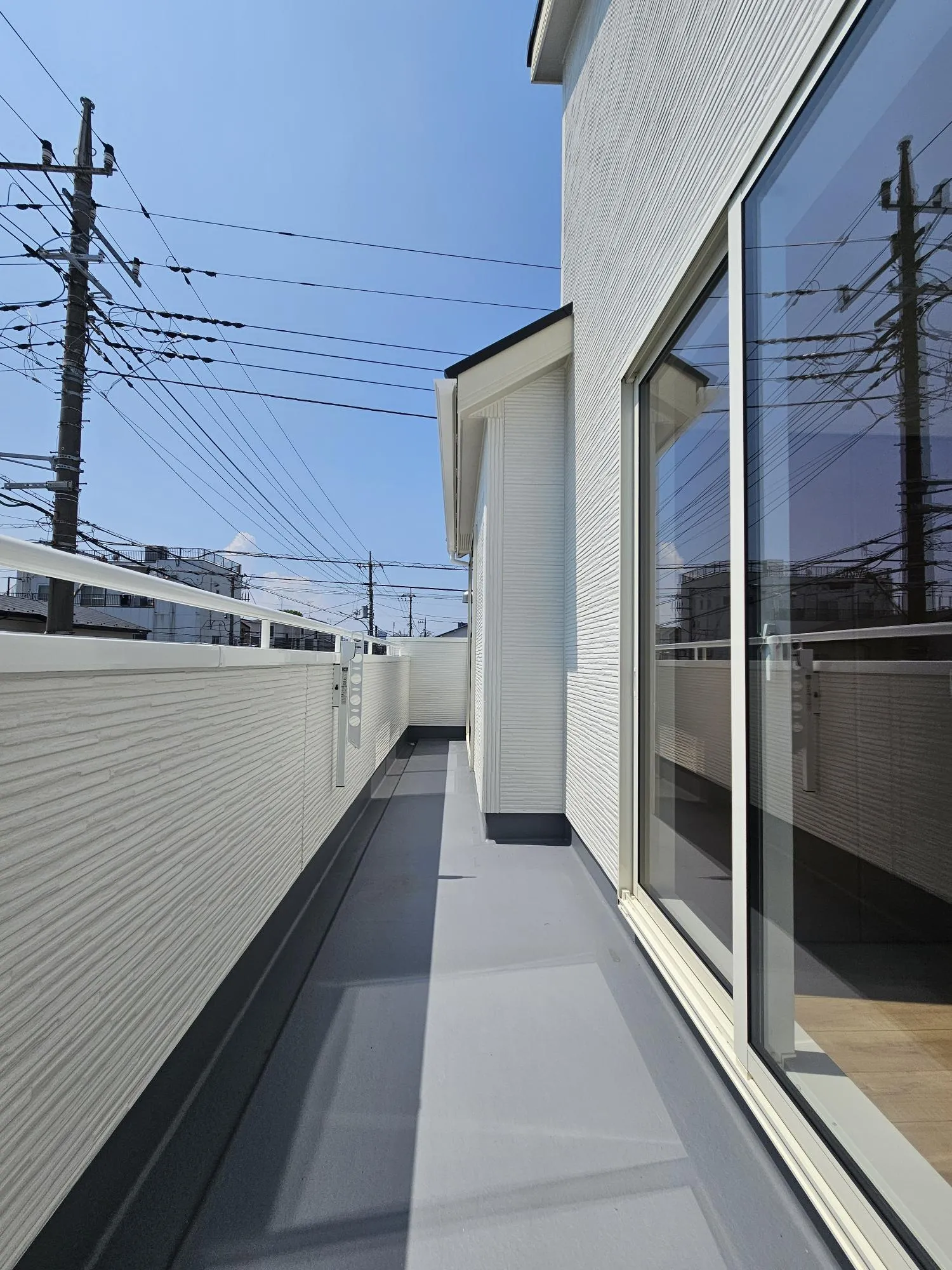 1号棟 バルコニー
日当たり良好なのはもちろん、主寝室・洋室の2つの窓から出られる仕様は嬉しいと主婦の皆様から言われます。また、広くバルコニーを取っているので洗濯物を干すのも楽です。