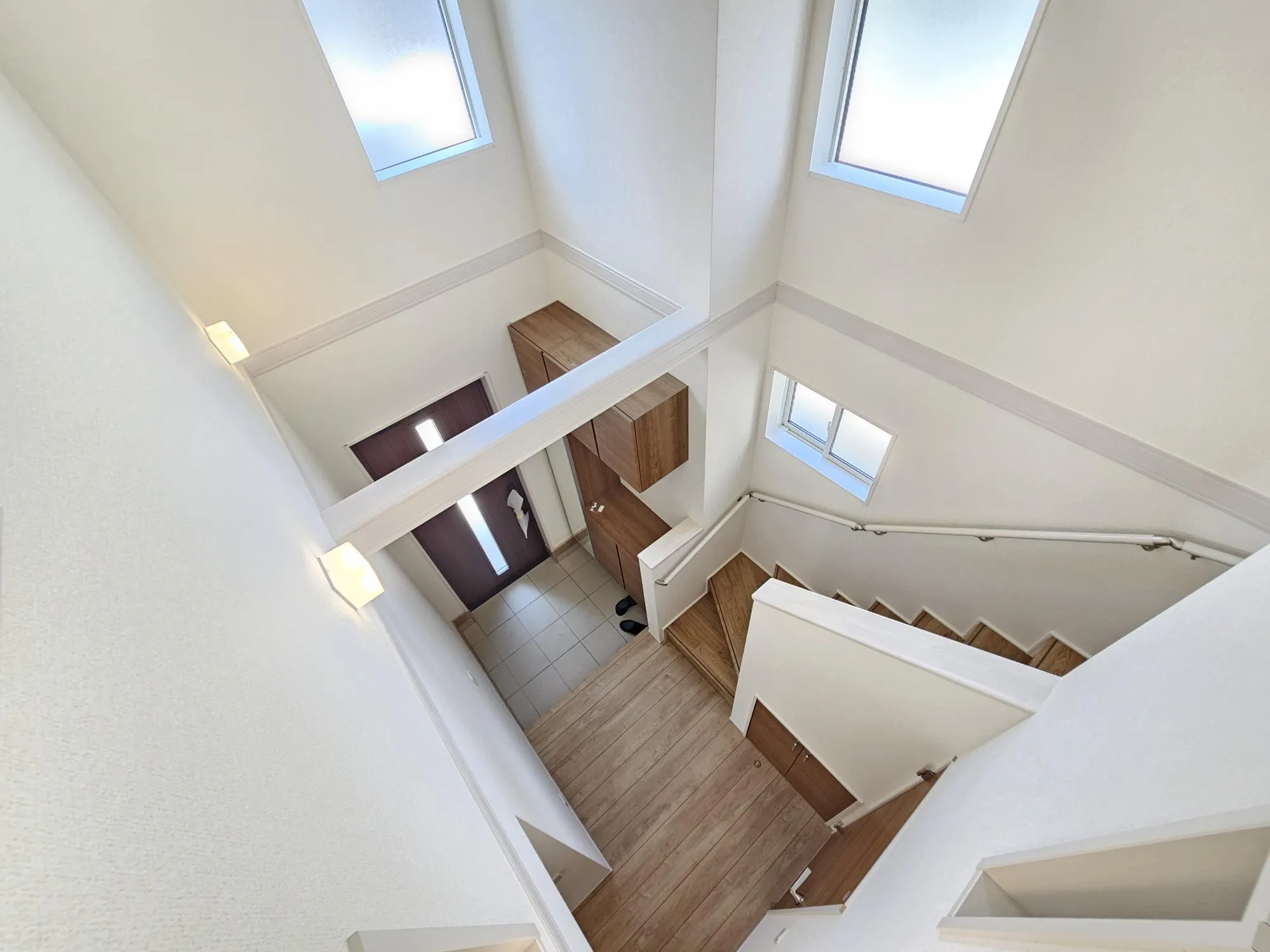 1号棟 吹き抜け
玄関には吹き抜けを採用。開放感のある玄関となっております。玄関は家の第一印象。開放感のある玄関は家全体を大きく見せてくれます。