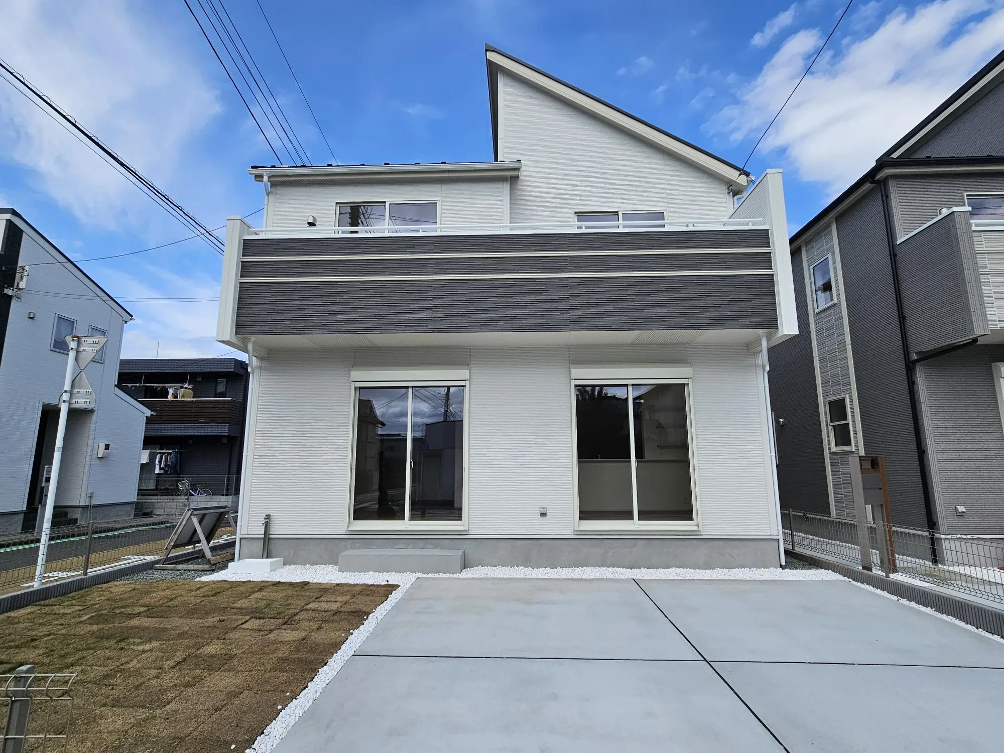 1号棟 外観
南道路なので日当たり良好です♪