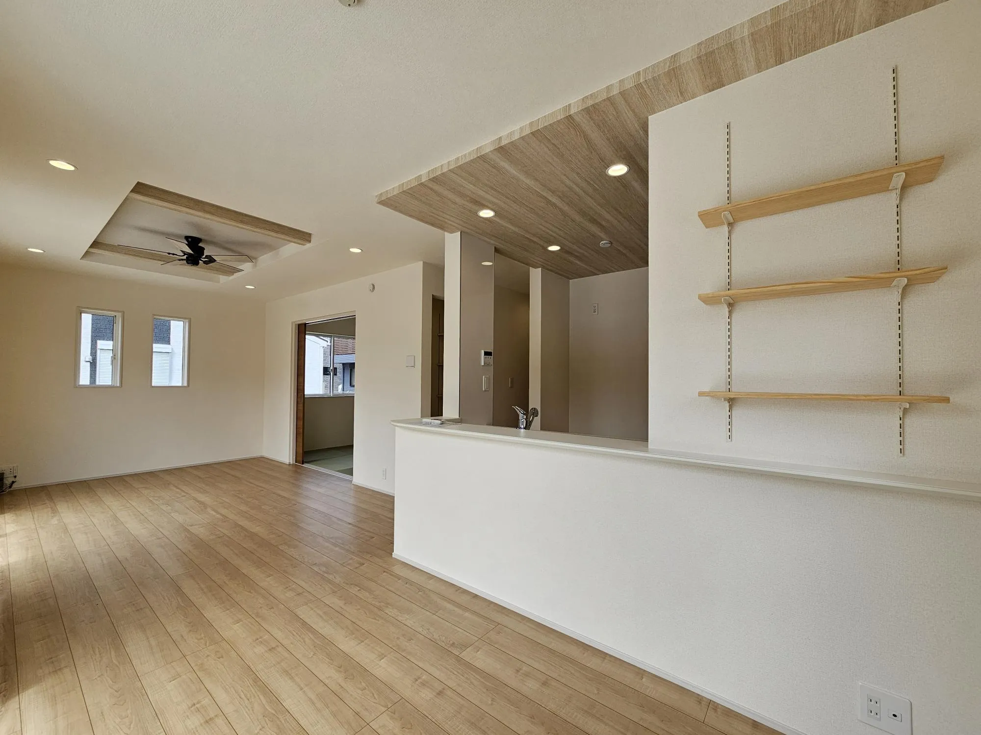 1号棟 LDK
家族が集うリビングは南向きで明るく、スタイリッシュな折上天井で開放的な空間になっています。