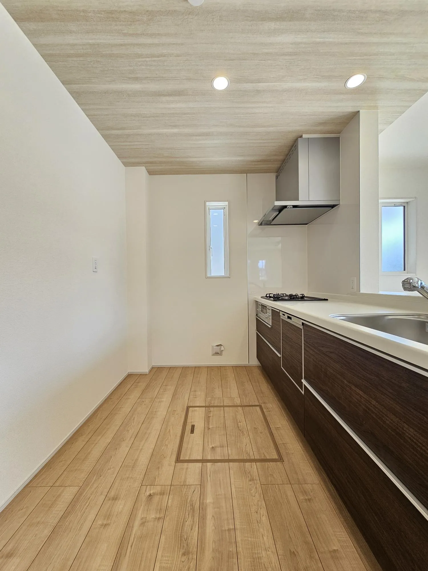 1号棟 キッチン
対面式のカウンターキッチンには食洗器を搭載。家族の様子を見ながら料理が楽しめます。