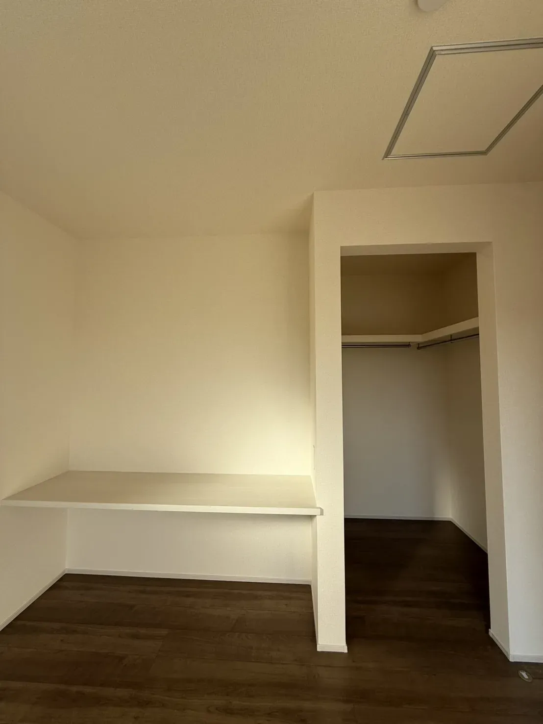 ②2階6.5帖洋室カウンターテーブル