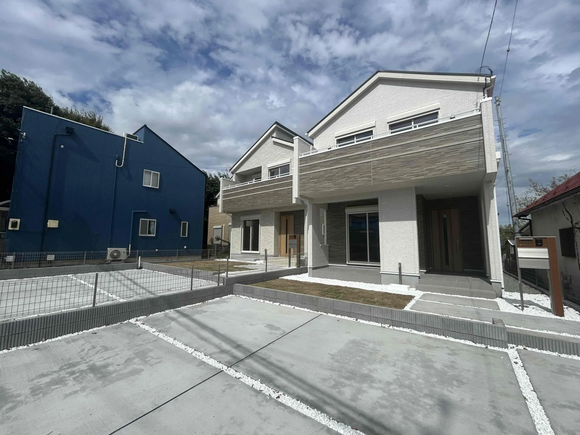 販売現地
2棟とも南向き物件です!
南向き道路なのでお部屋がより一層明るく感じます♪