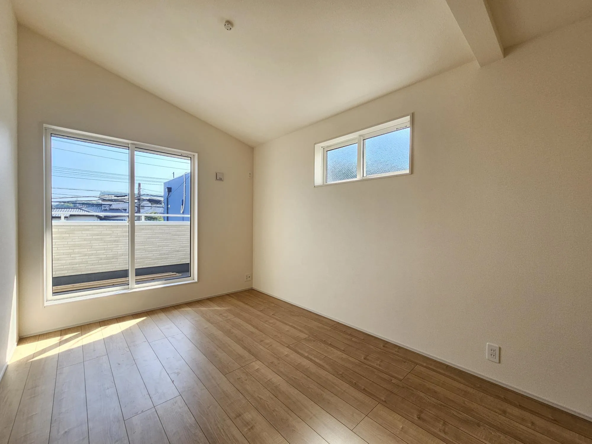 1号棟　主寝室(7.12帖)
主寝室には勾配天井を採用。天井が高いことで開放感のある部屋になっております。