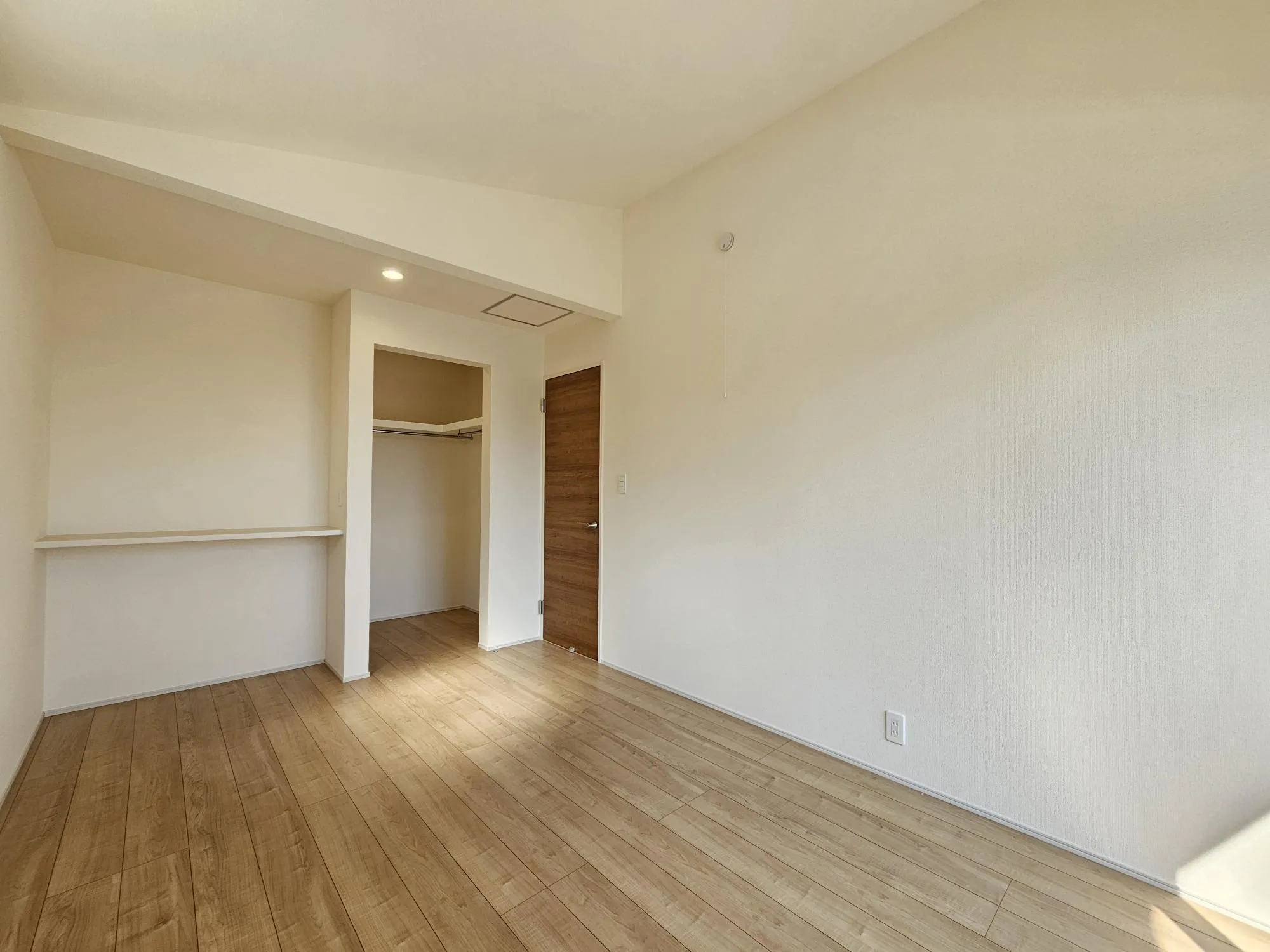 1号棟　主寝室(7.12帖)
作業スペースとしてご利用いただけるカウンター・収納スペース豊富なウォークインクローゼット付きです!