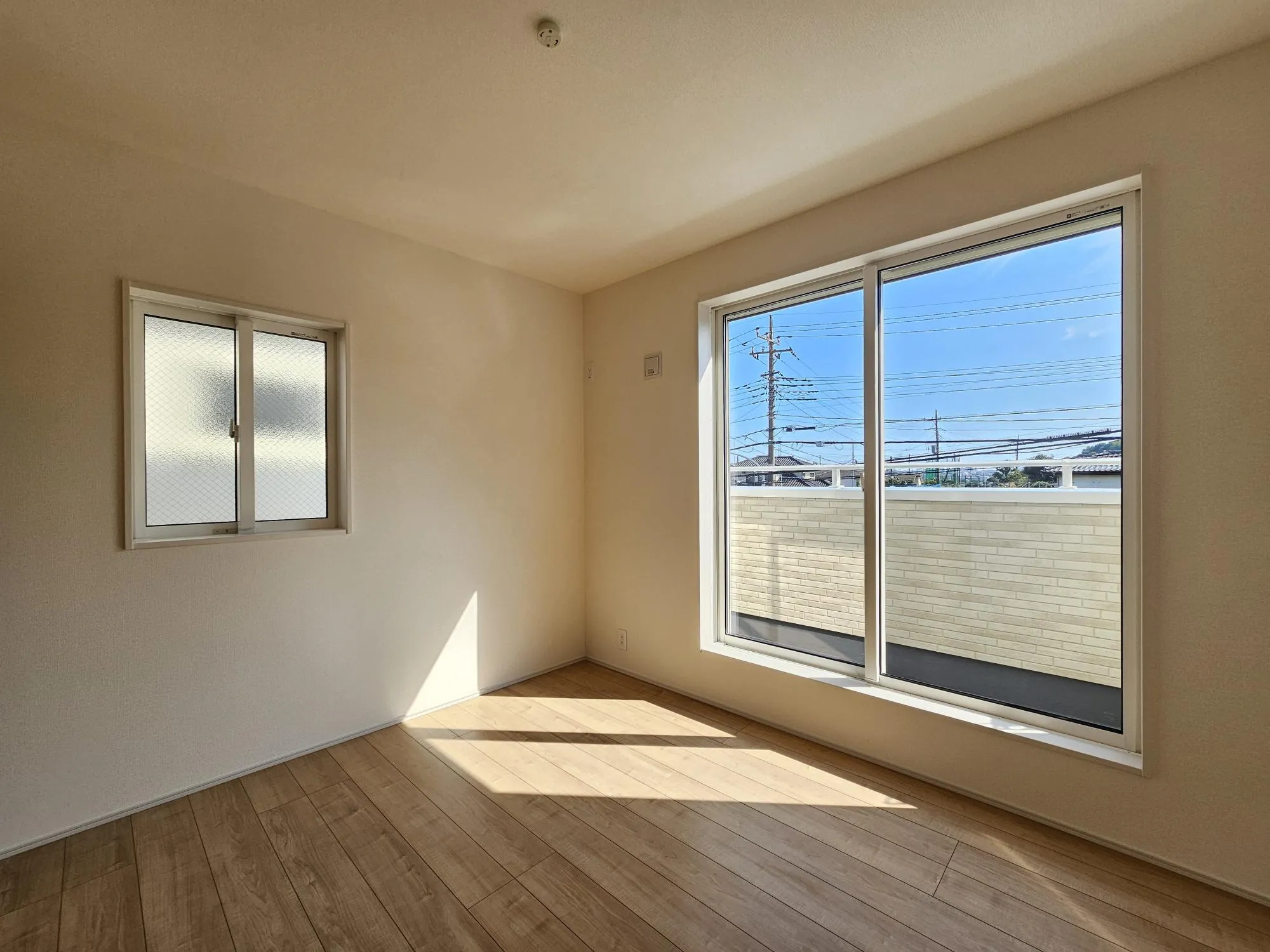 1号棟　南側洋室(5.25帖)
2面採光を確保した明るい室内は穏やかな時間が流れます♪風通しも良く、大変居心地の良い空間となっております!爽やかな風を感じて起きる朝は、快適生活の始まりに!